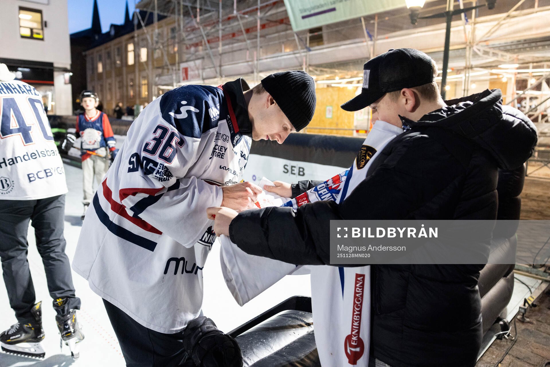 Linköpings målvakt Waltteri Ignatjew skriver autografer