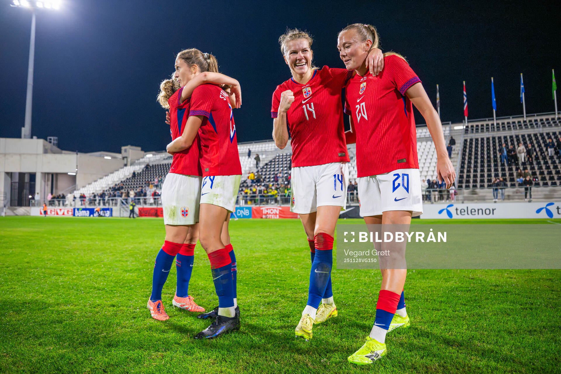 Ada Hegerberg, Synne Sofie Kinden Jensen and players of
