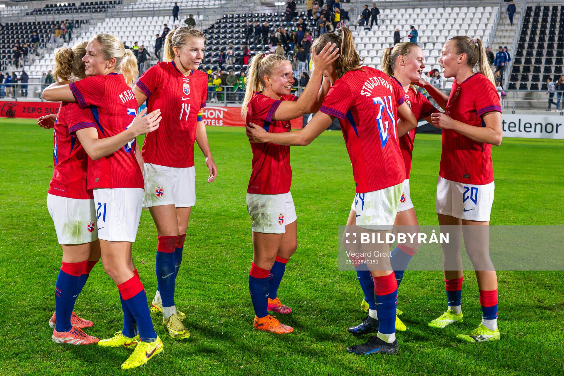 Lisa Naalsund, Emilie Woldvik and players of Norway