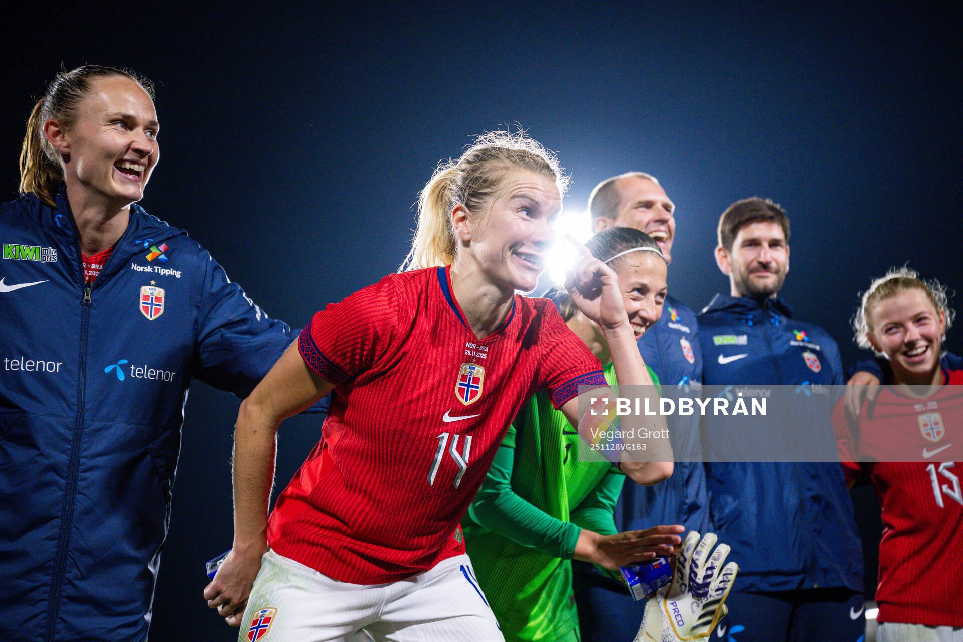 Caroline Graham Hansen, Ada Hegerberg, players and staff of