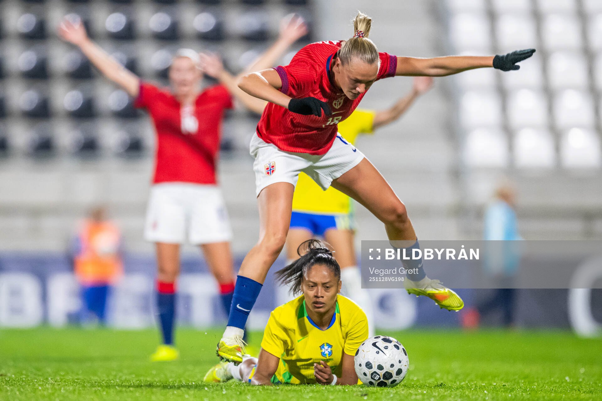 Frida Maanum of Norway and Ariadina Alves Borges of Brazil