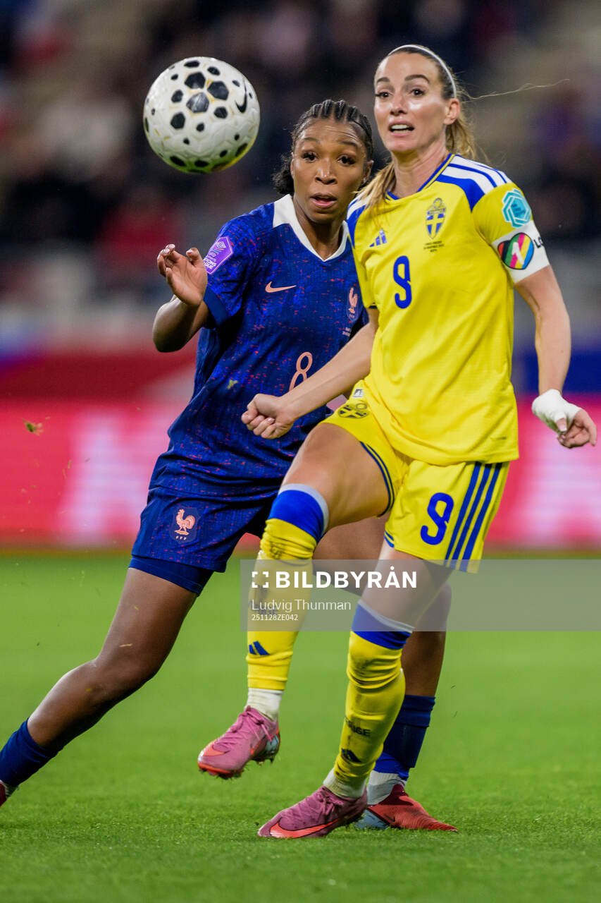 Onema Grace Geyoro of France and Kosovare Asllani of Sweden