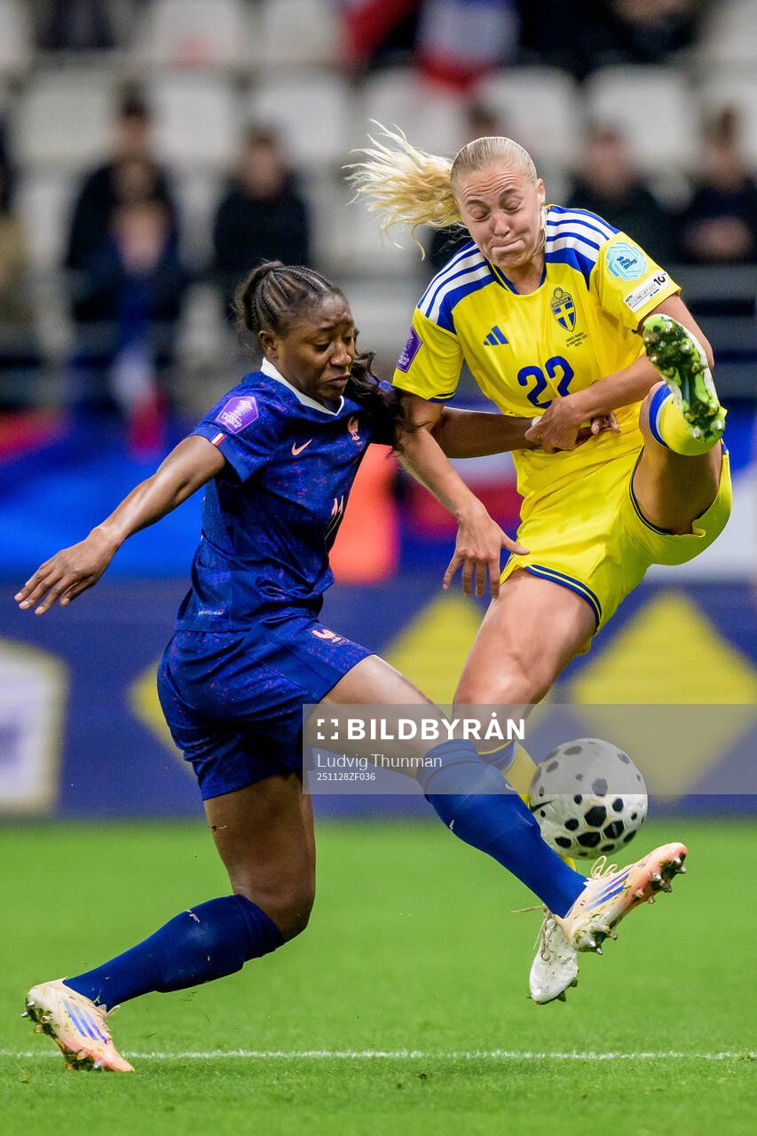Kadidiatou Diani of France and Elma Junttila Nelhage of
