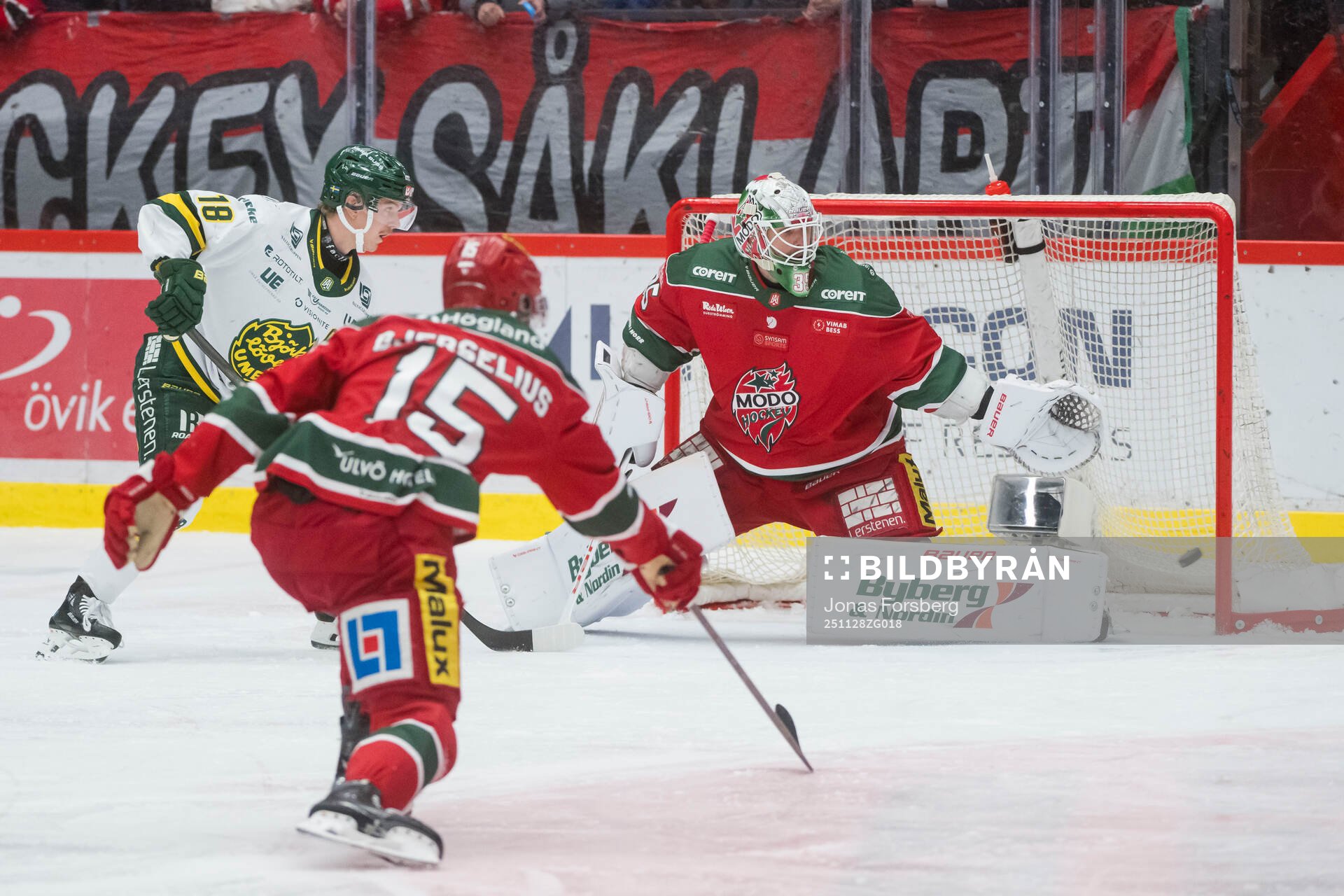 Björklövens Axel Ottosson och Modos målvakt Adam Werner