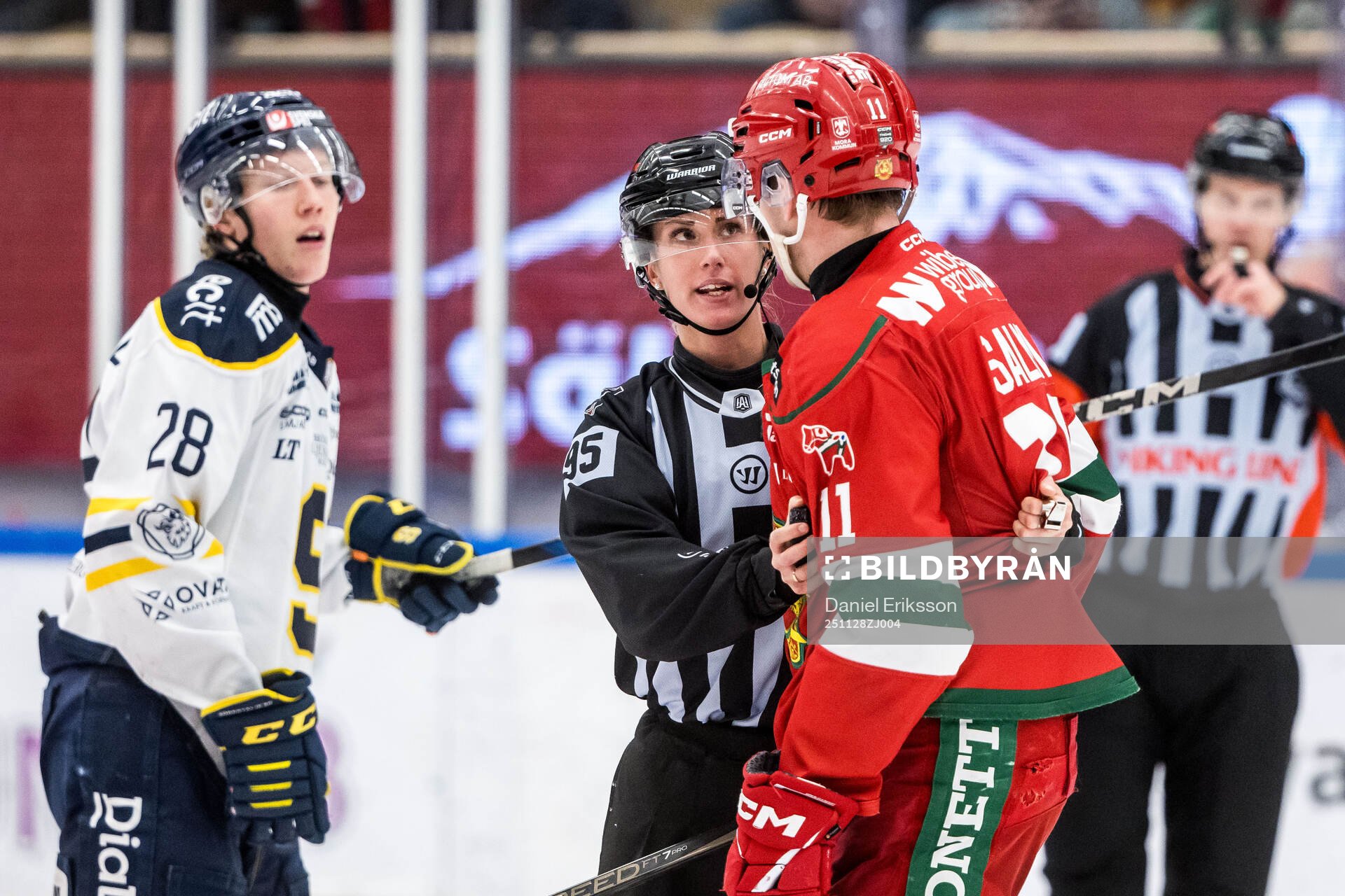 Södertäljes Adam Hesselvall och Linjedomare Anna Hammar