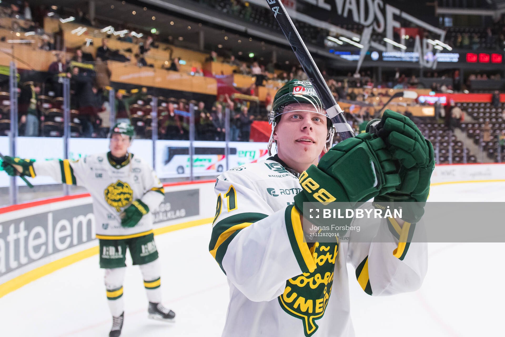 Björklövens Oscar Tellström jublar
