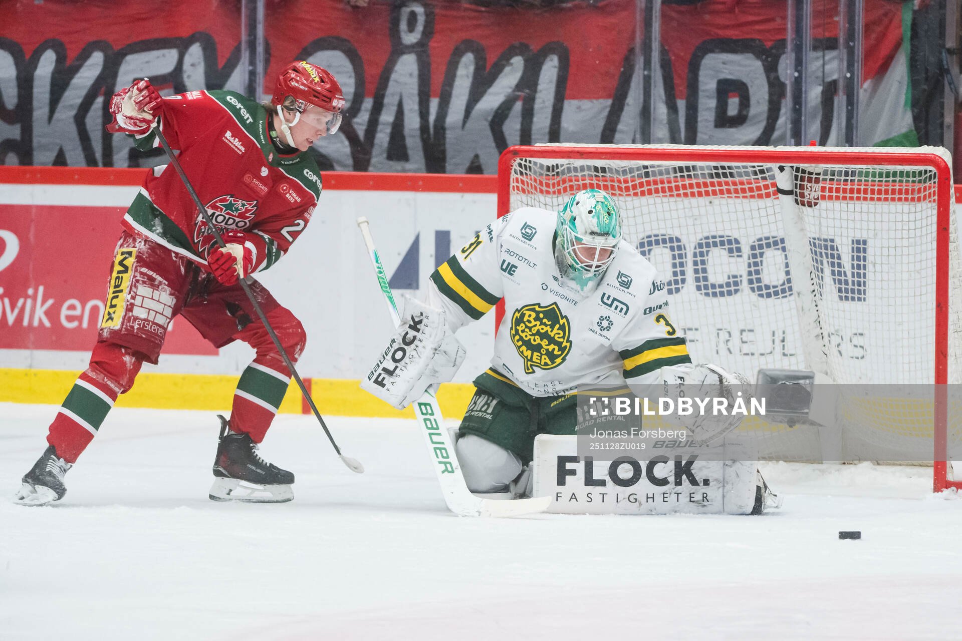 Modos Milton Gästrin och Björklövens målvakt Olle