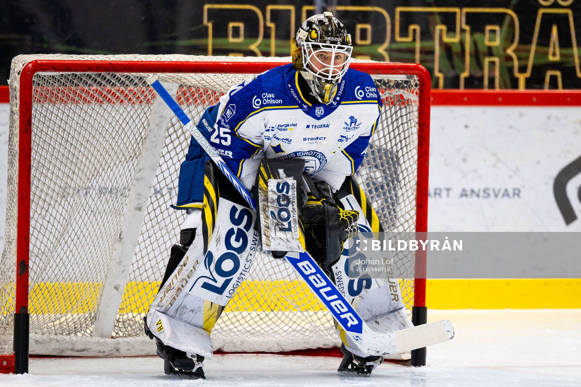 Leksands målvakt Robin Christoffersson värmer upp