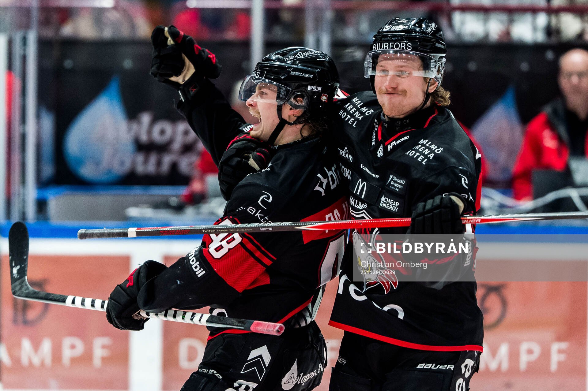 Malmö Redhawks Lauri Pajuniemi och Robin Salo jublar