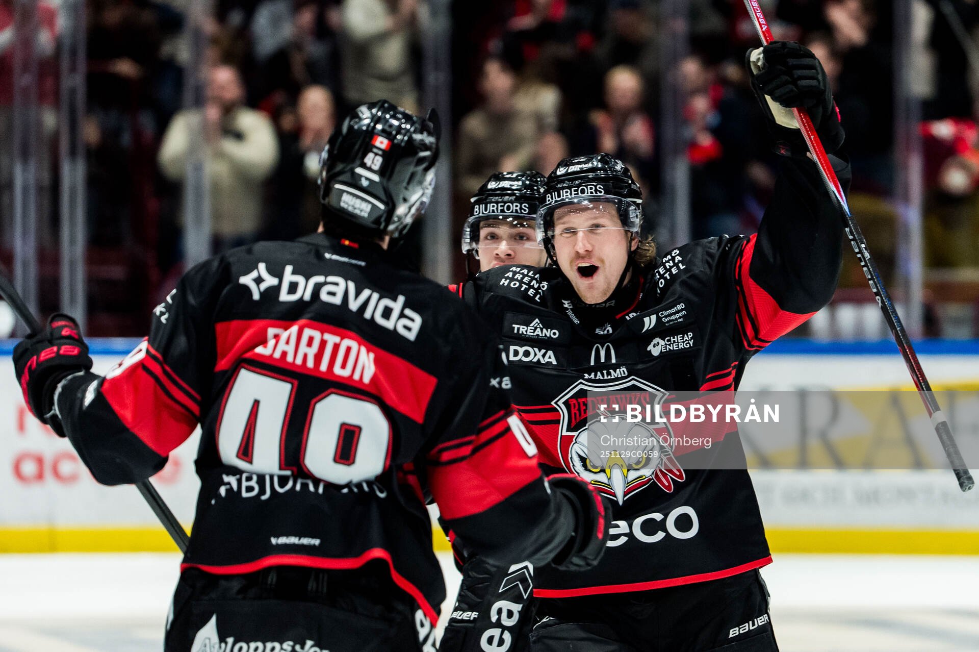 Malmö Redhawks Seth Barton och Robin Salo jublar