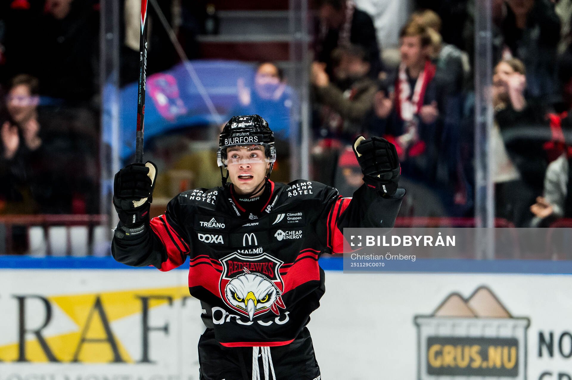 Malmö Redhawks Isac Born jublar