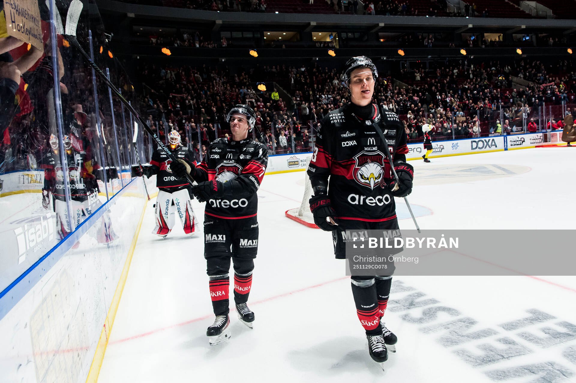 Malmö Redhawks Topi Niemelä och Fredrik Händemark jublar