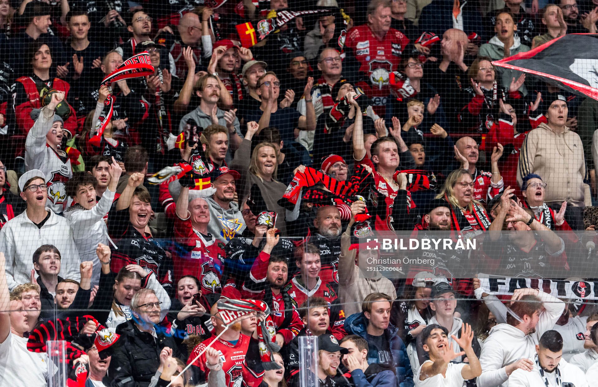 Malmö Redhawks supportrar jublar