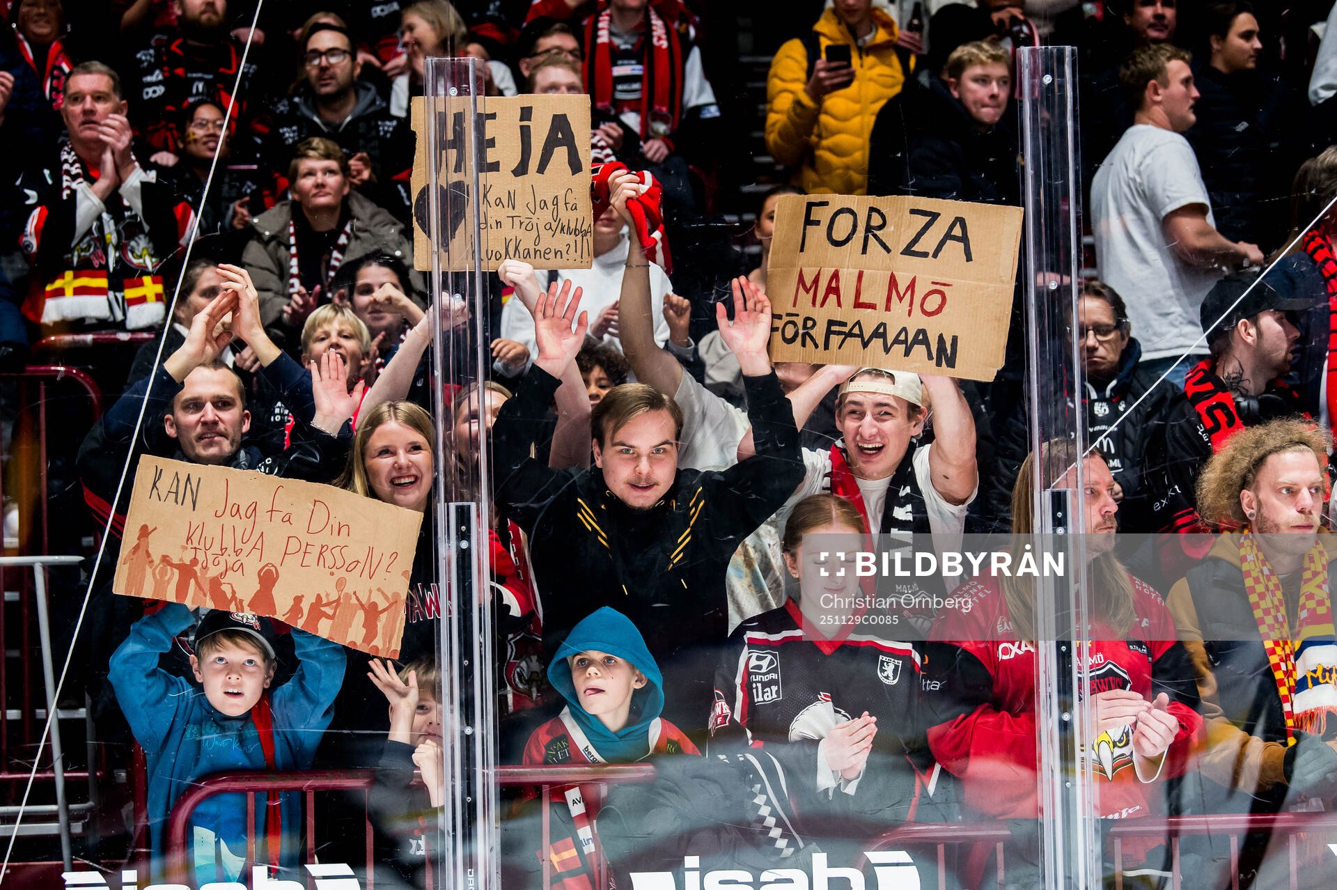 Malmö Redhawks supportrar jublar