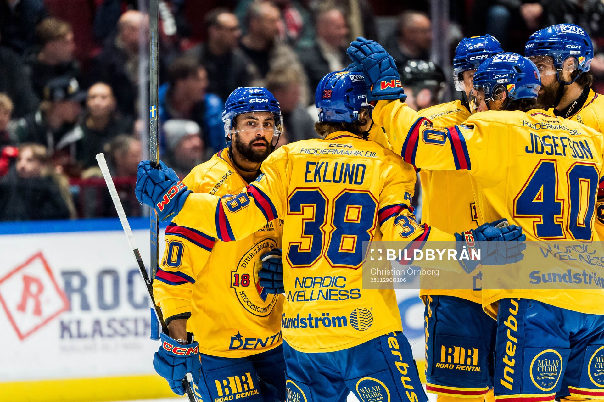 Djurgårdens Oliver Kylington och spelare jublar