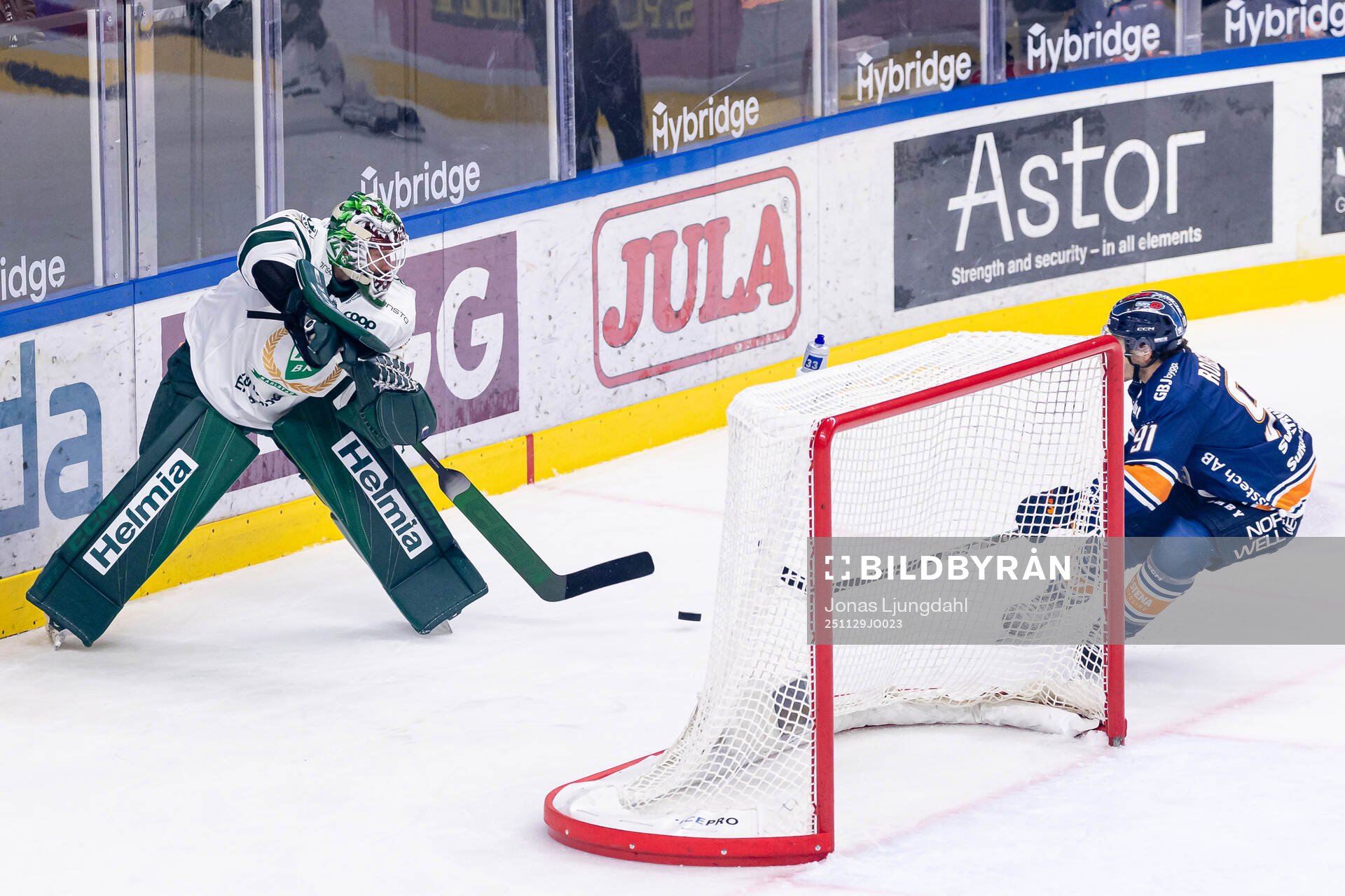 Färjestads målvakt Emil Larmi och Växjös Felix Robert