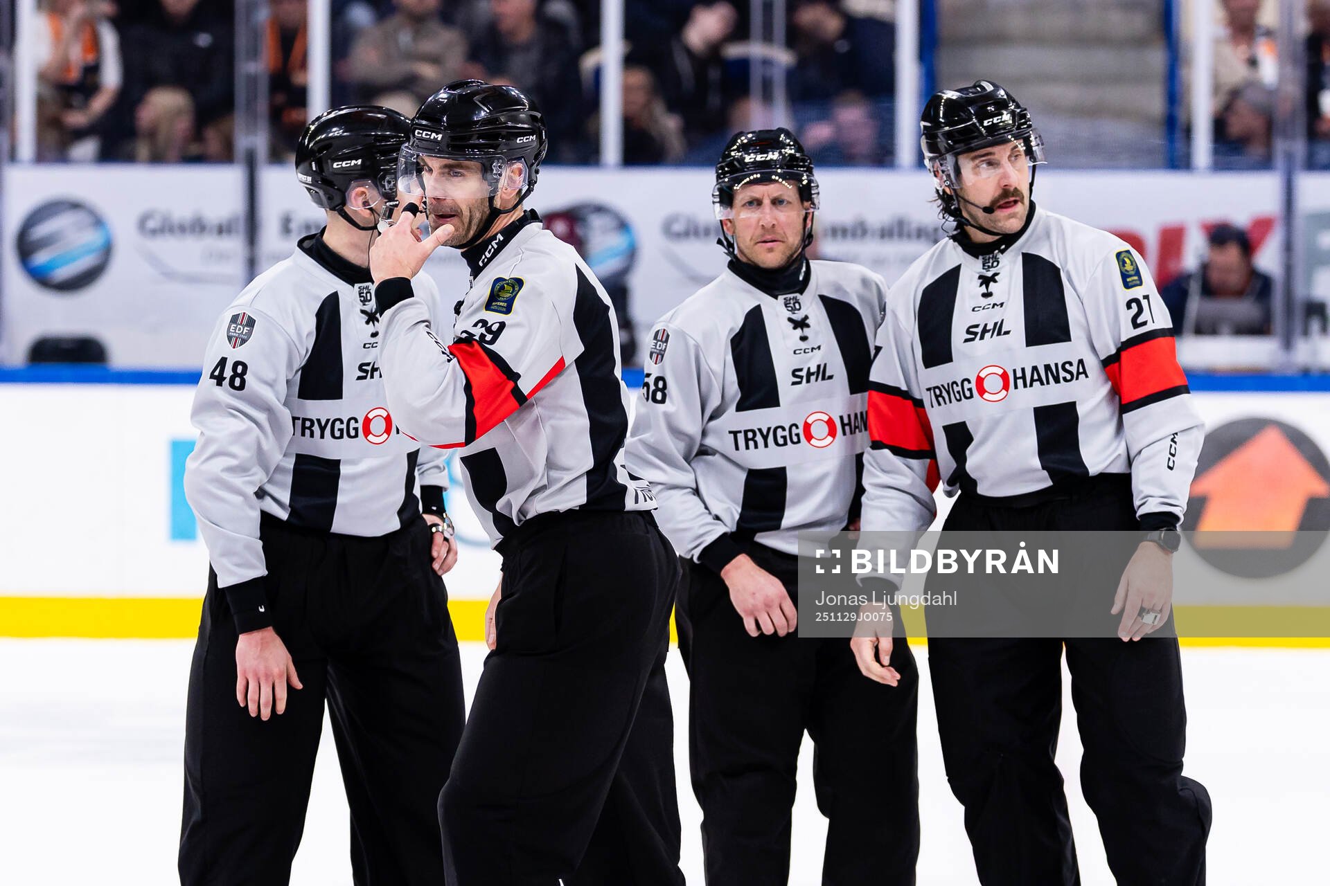domare Richard Magnusson, linjedomare Rickard Nilsson och