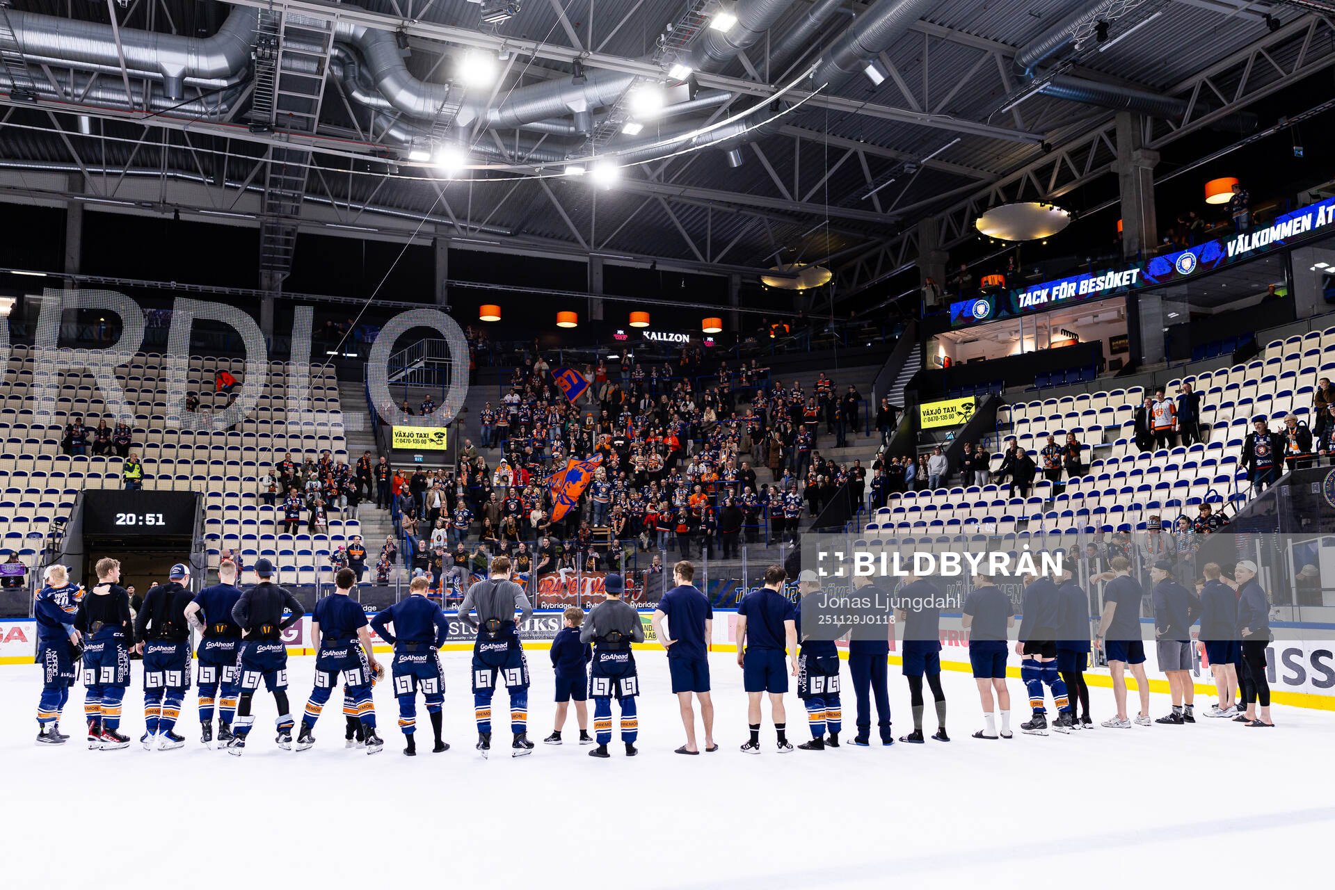 Växjös spelare jublar framför fansen