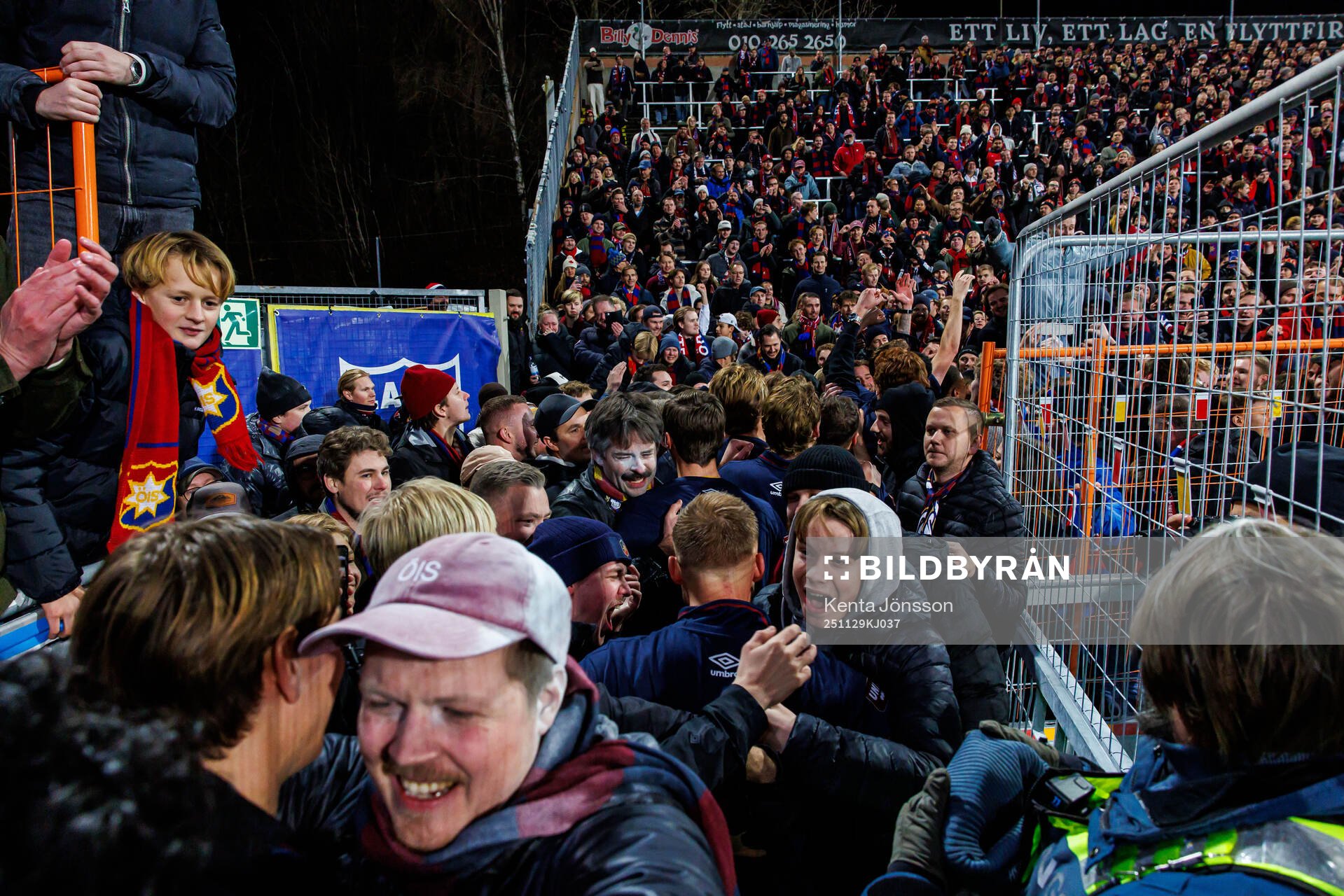 Örgrytes spelare jublar med supportrar