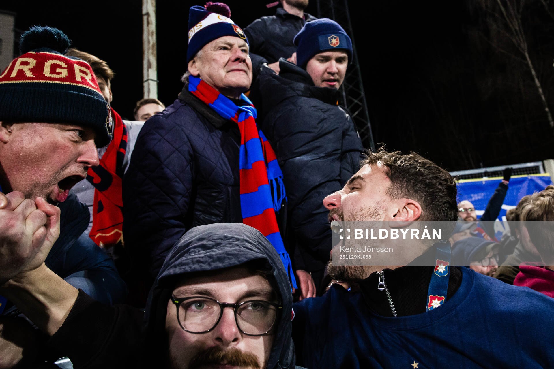 Örgrytes Jonathan Azulay jublar med supportrar