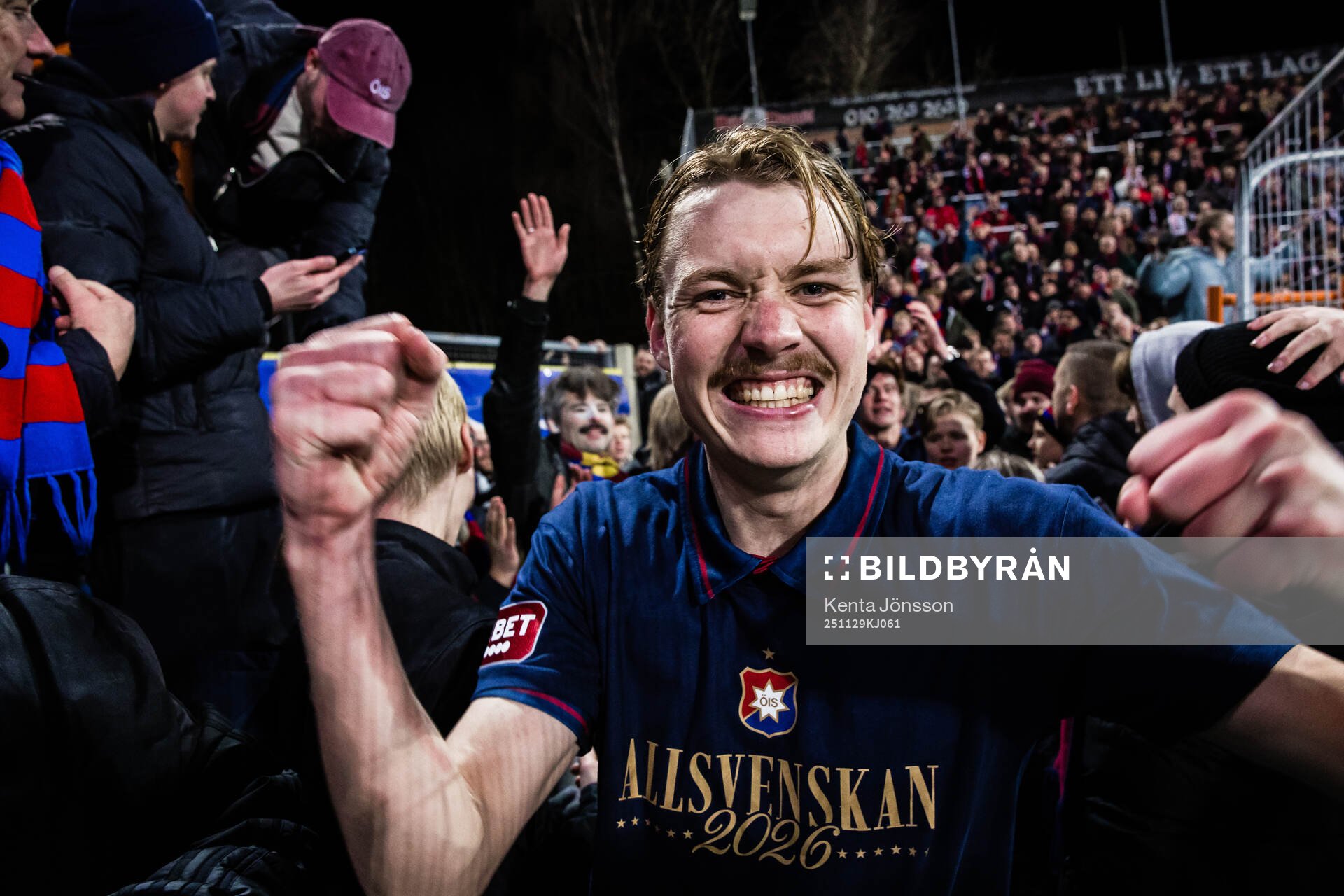 Örgrytes Liam Filip Andersson  jublar med supportrar