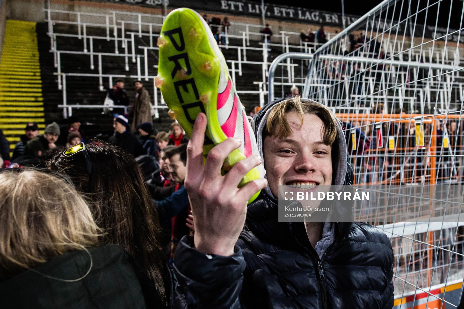 Örgrytes supportrar med en sko