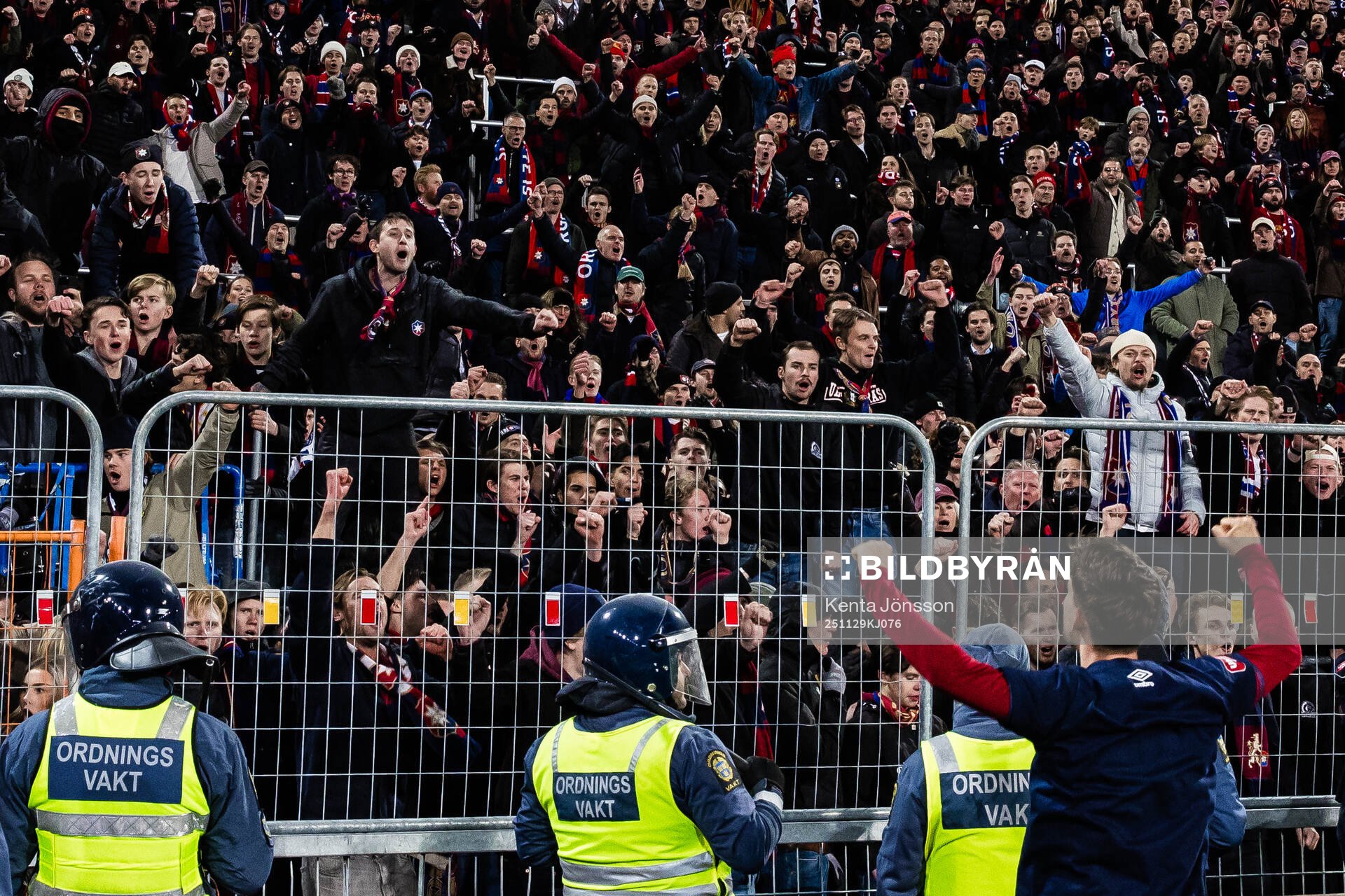 Örgrytes Daniel Paulson jublar med supportrar