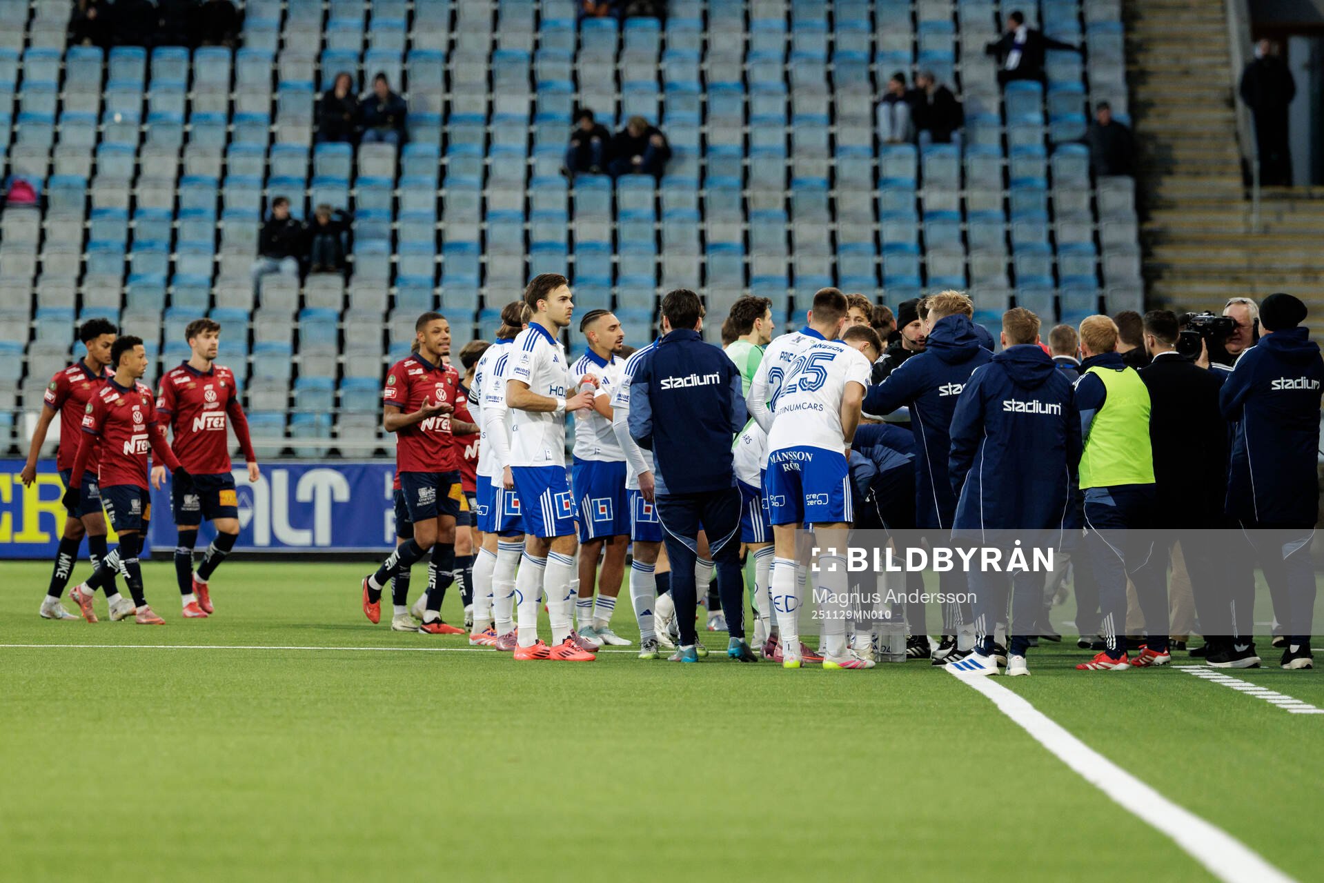 Örgrytes och IFK Norrköpings spelare lämnar planen