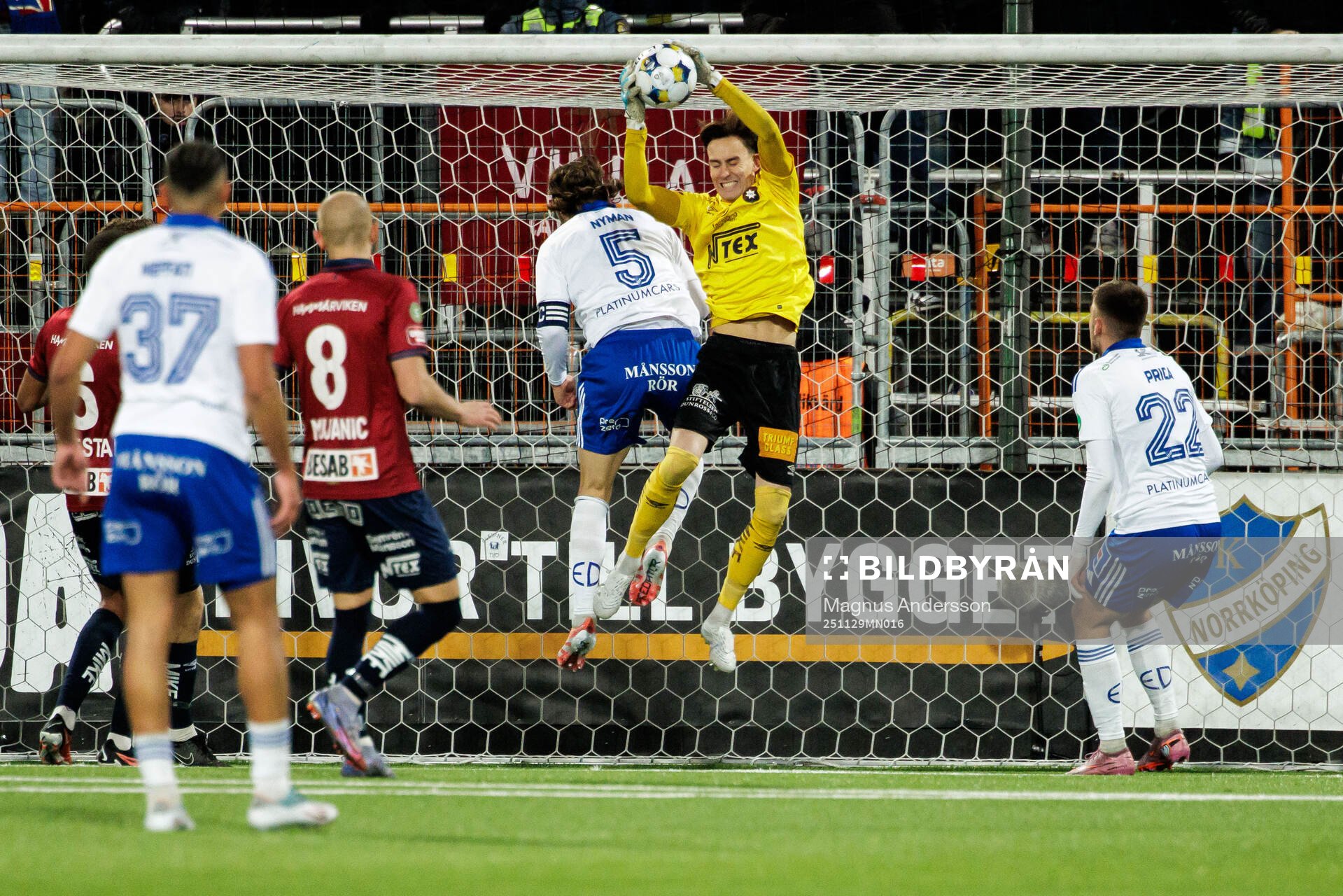 IFK Norrköpings Christoffer Nyman och Örgrytes målvakt
