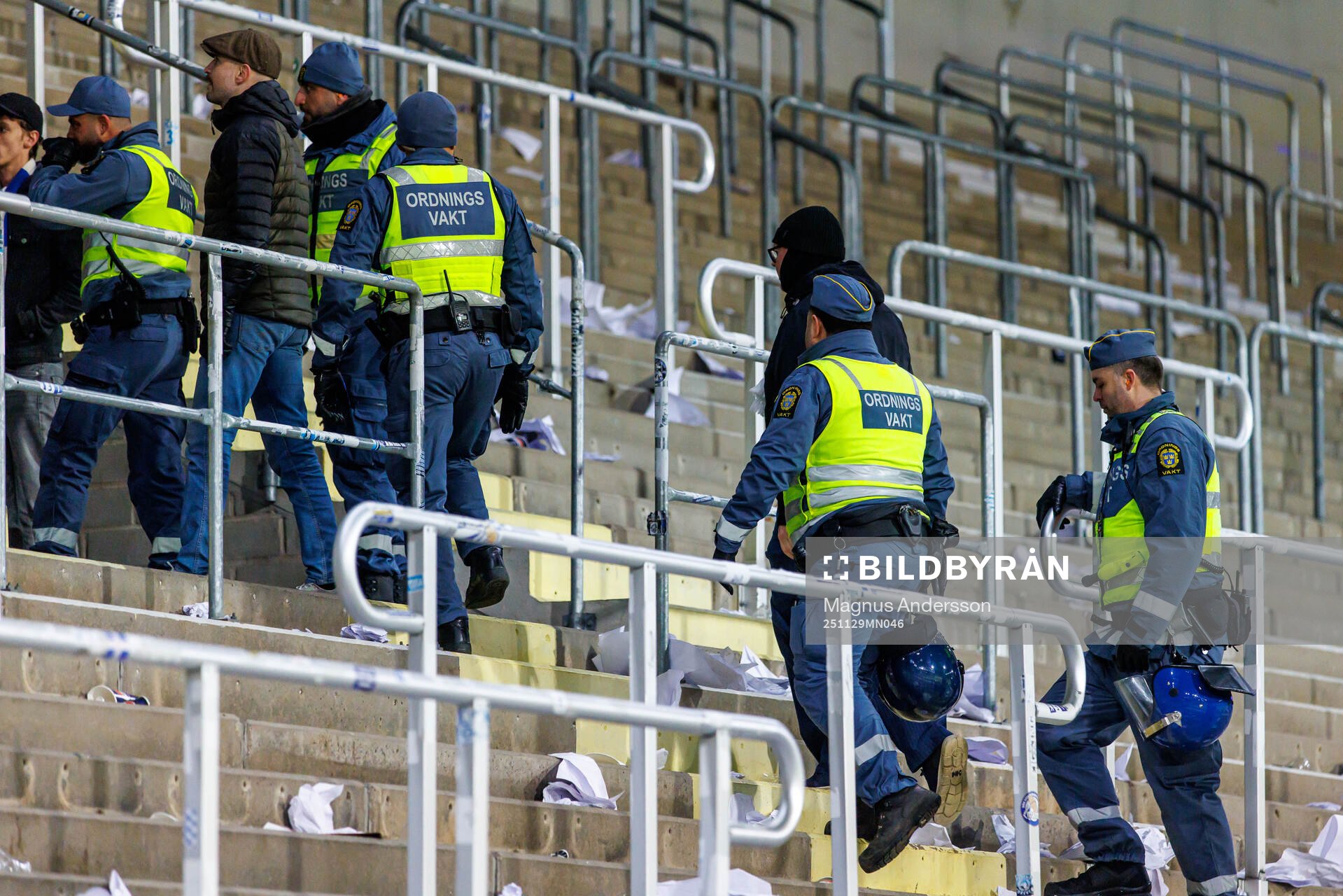 Ordningsvakter tömmer IFK Norrköpings läktare