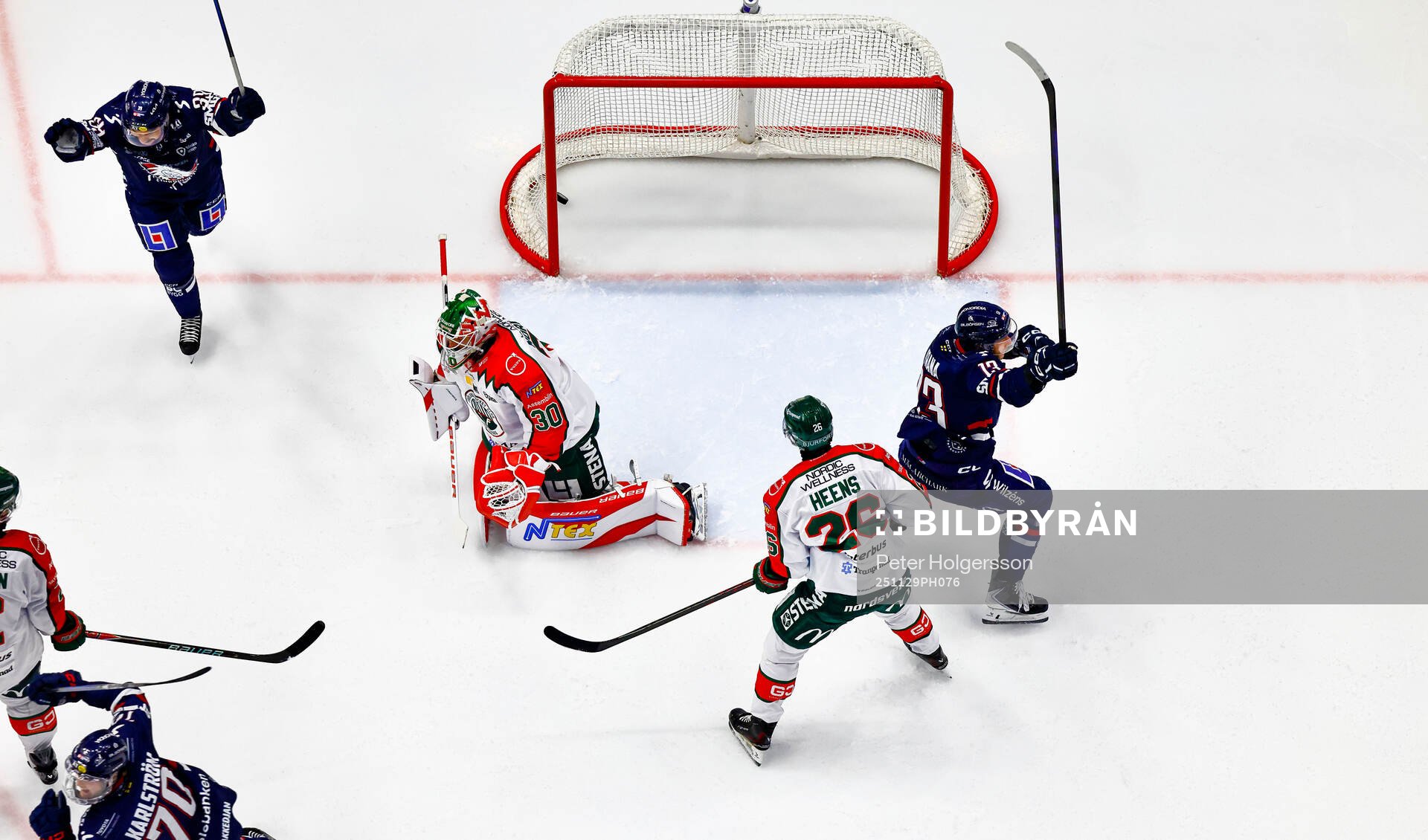 Linköpings Jakub Vrana och Ty Rattie jublar