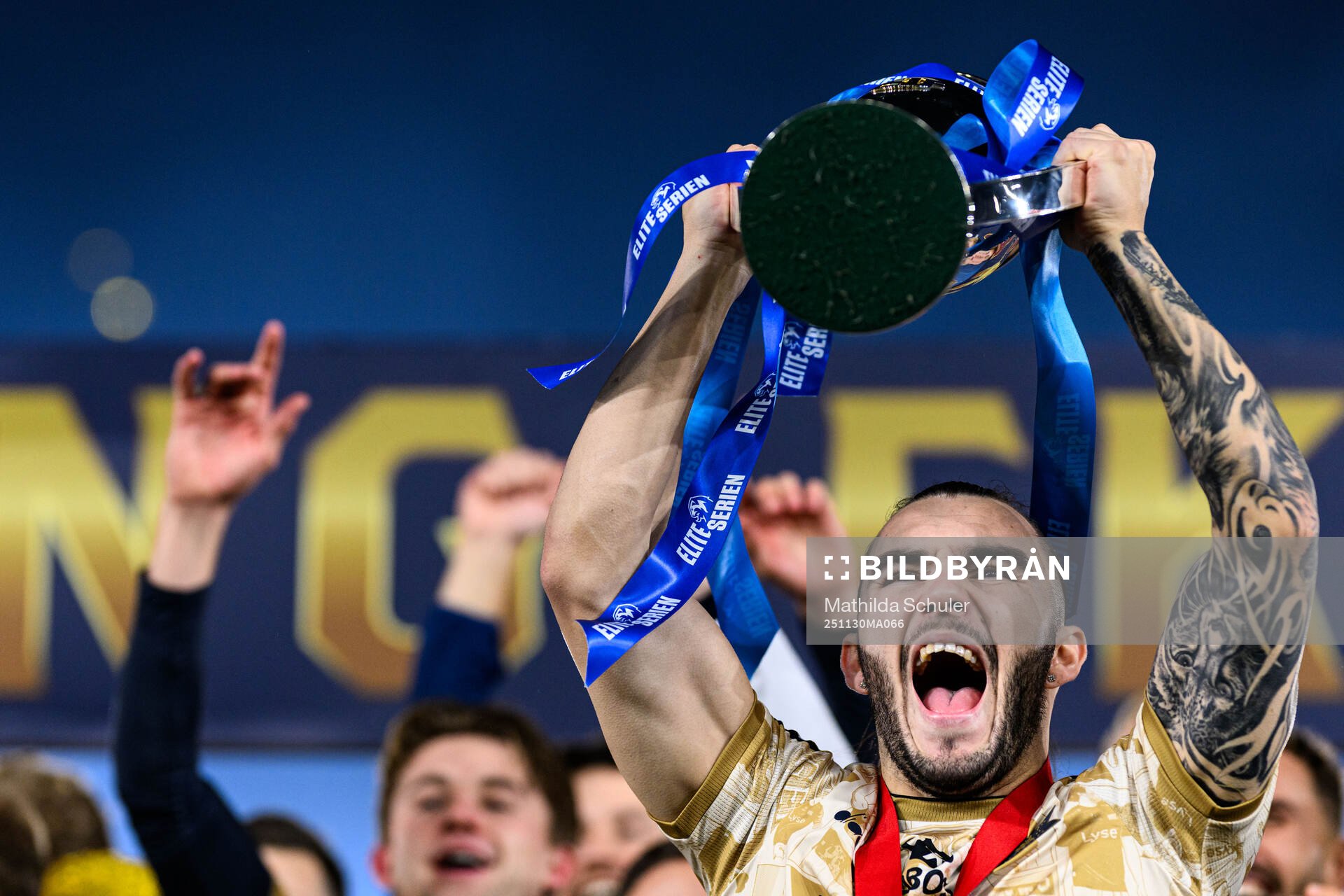 Nick D’agostino of Viking celebrate