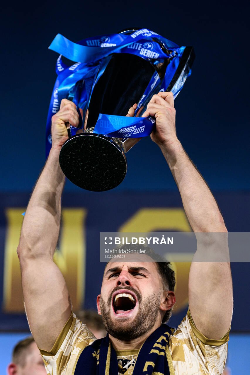 Gianni Ryan Stensness of Viking celebrate