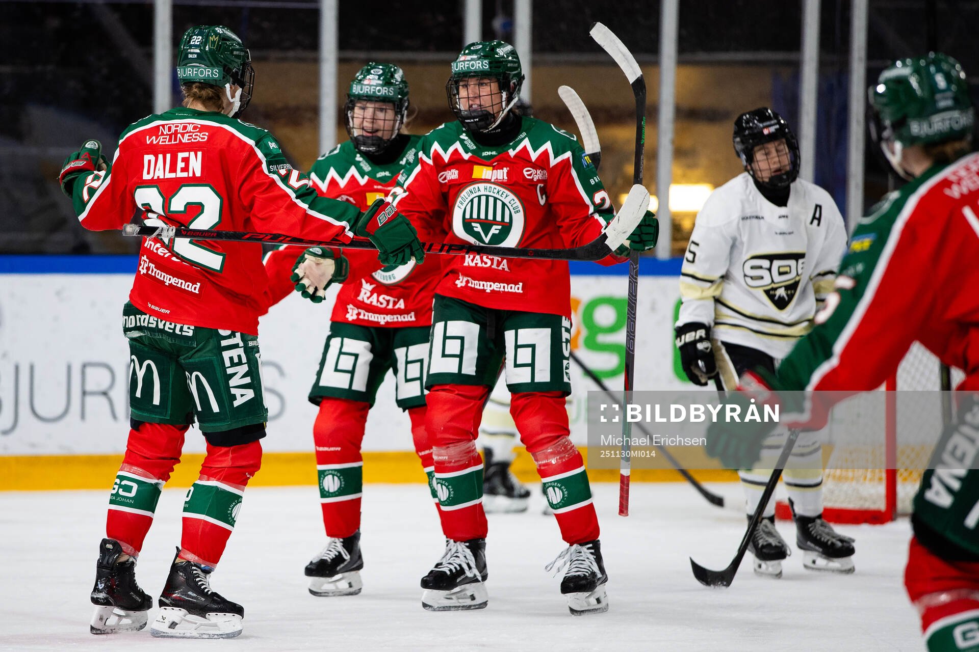Frölundas Andrea Dalen jublar ihop med Hanna Olsson