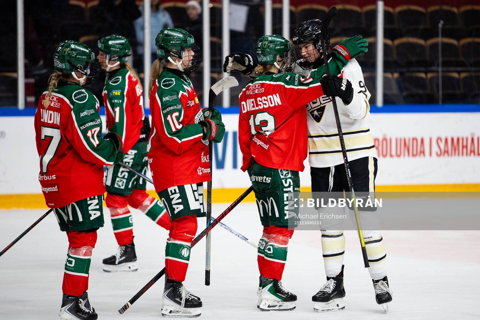 Frölundas Edit Danielsson och SDEs Alva Johnsson kramar om