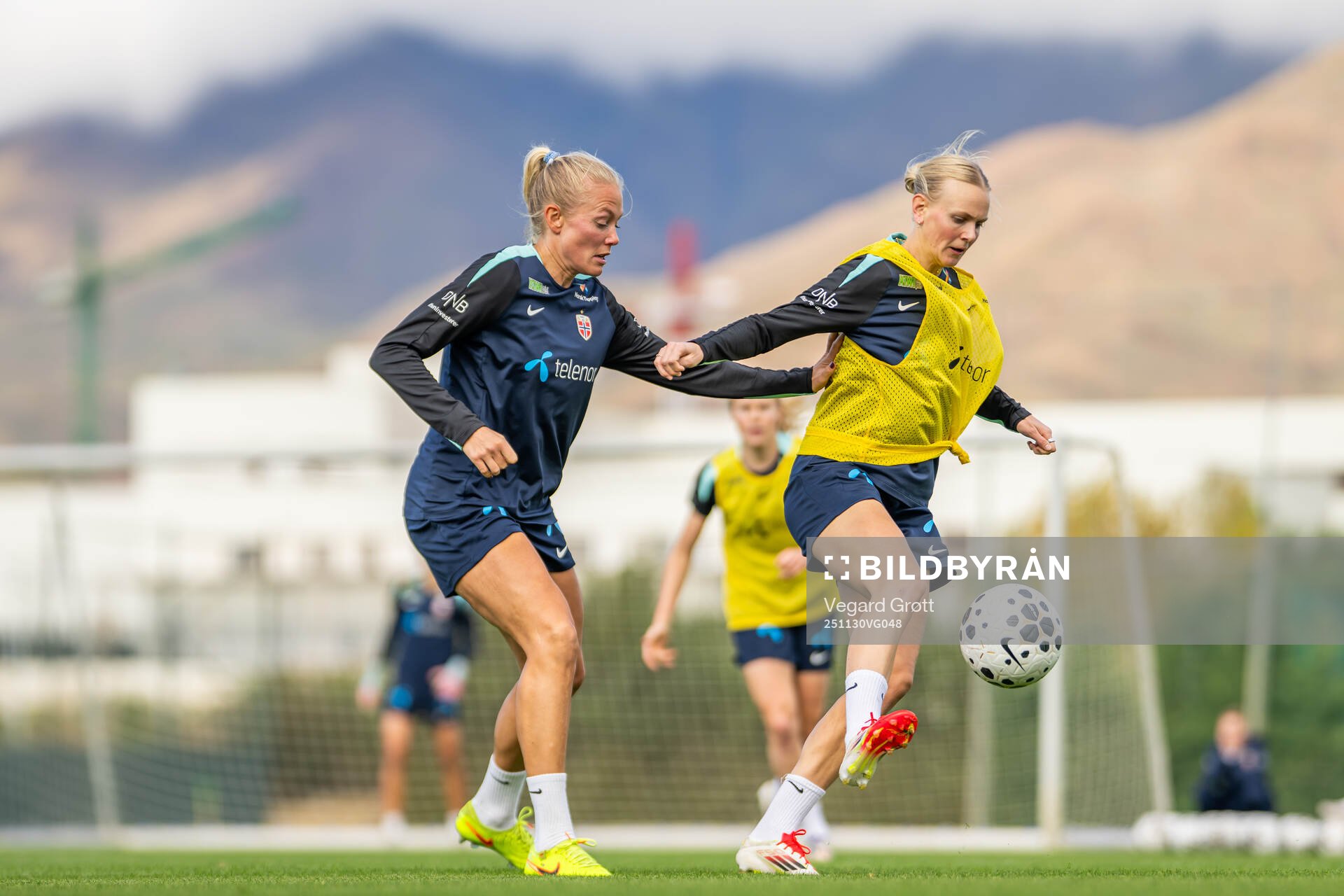 Guro Bergsvand and Karina Sævik of the Norwegian women's