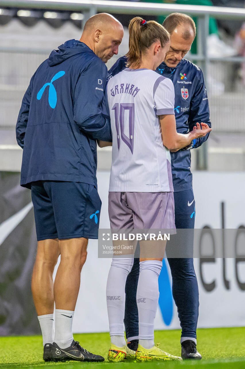 Physio Per-Otto Ringstad, Caroline Graham Hansen and doctor