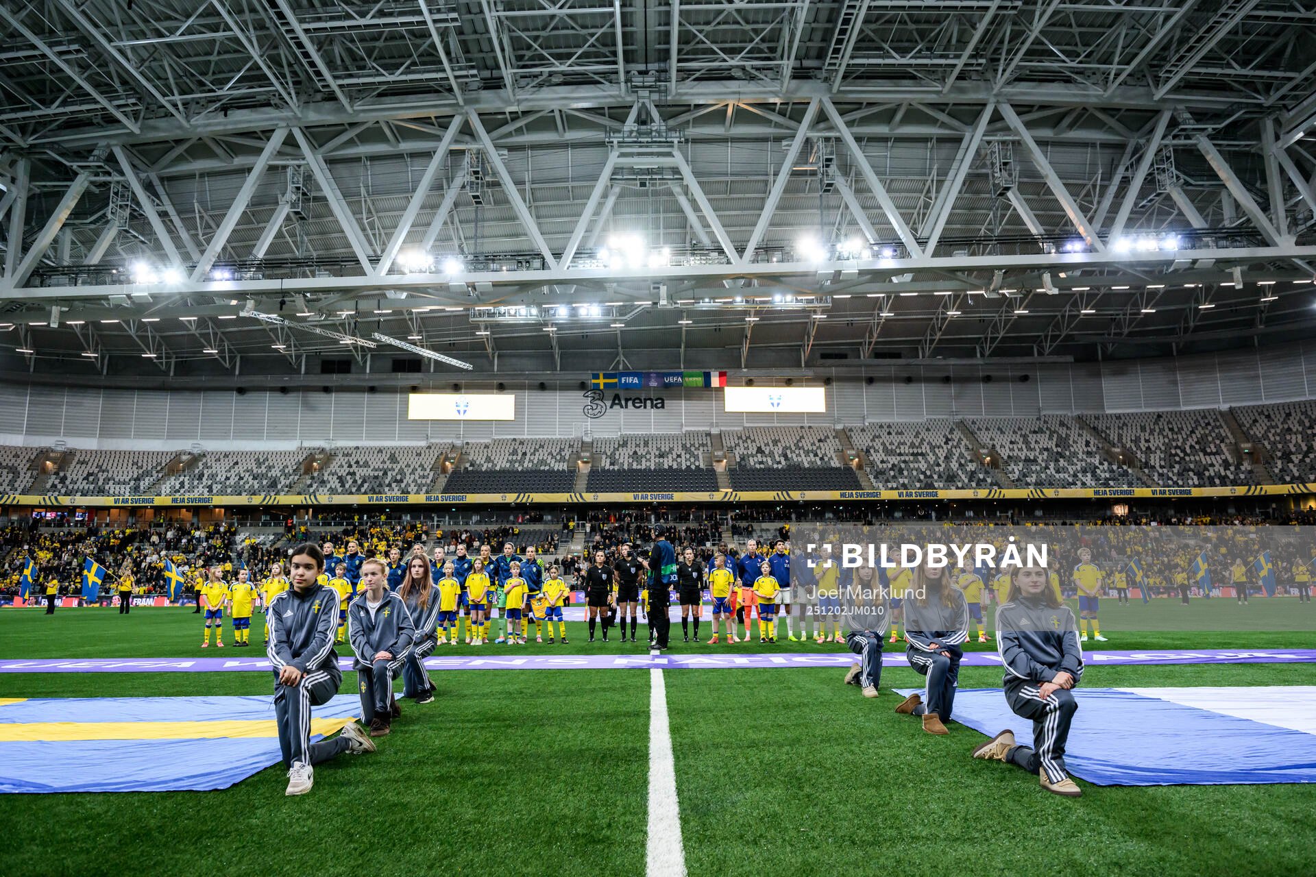 Players of Sweden and France