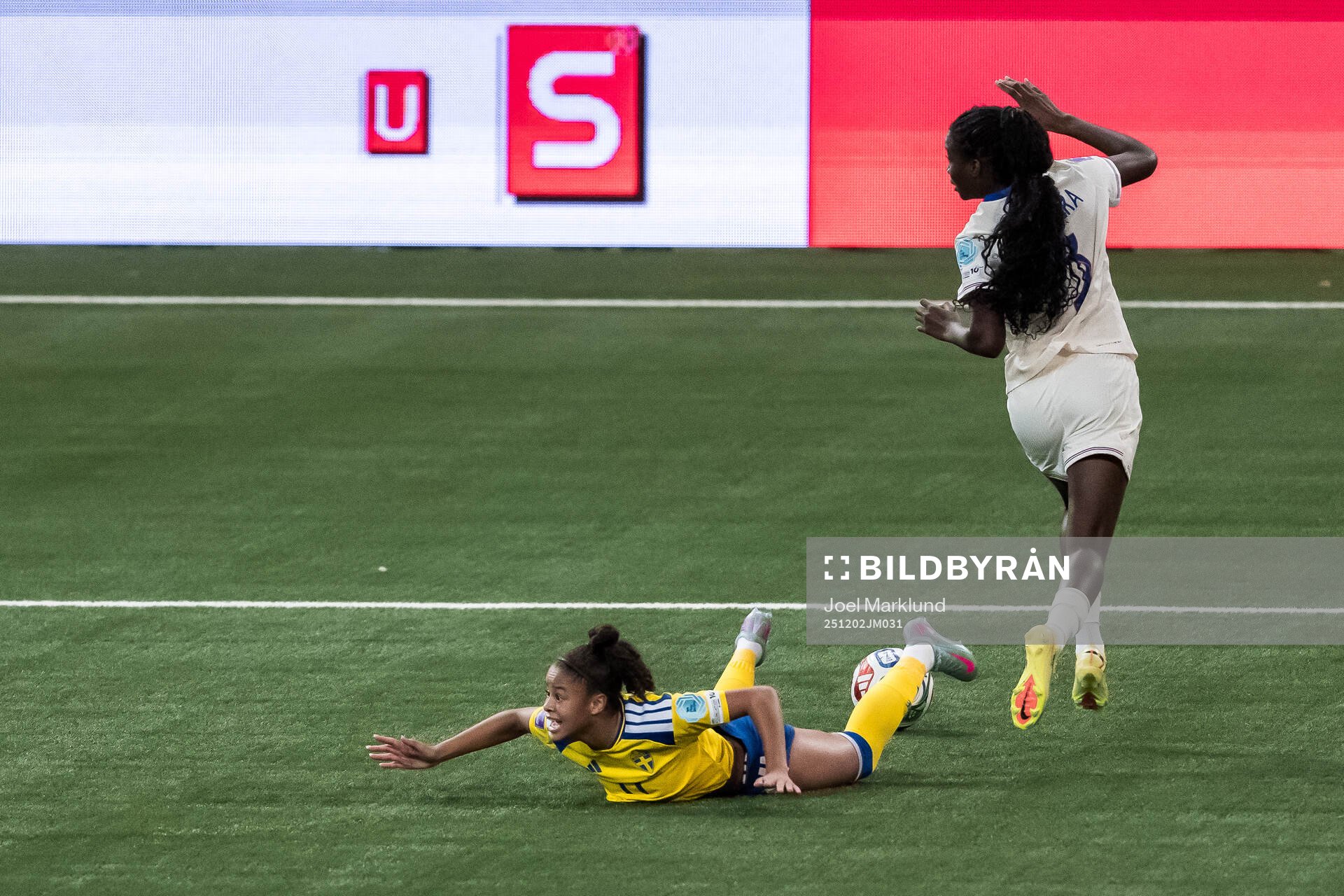 Felicia Schröder of Sweden and Thiniba Samoura of France