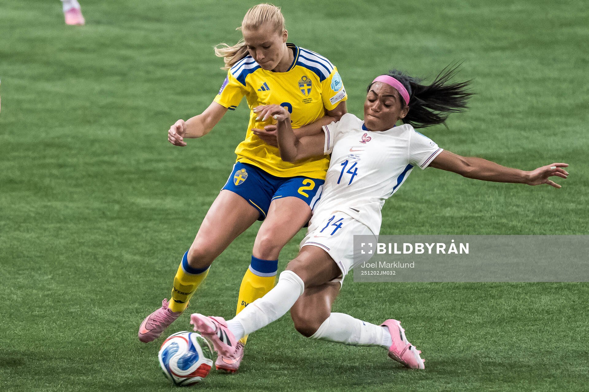 Smilla Holmberg of Sweden and Perle Morroni of France