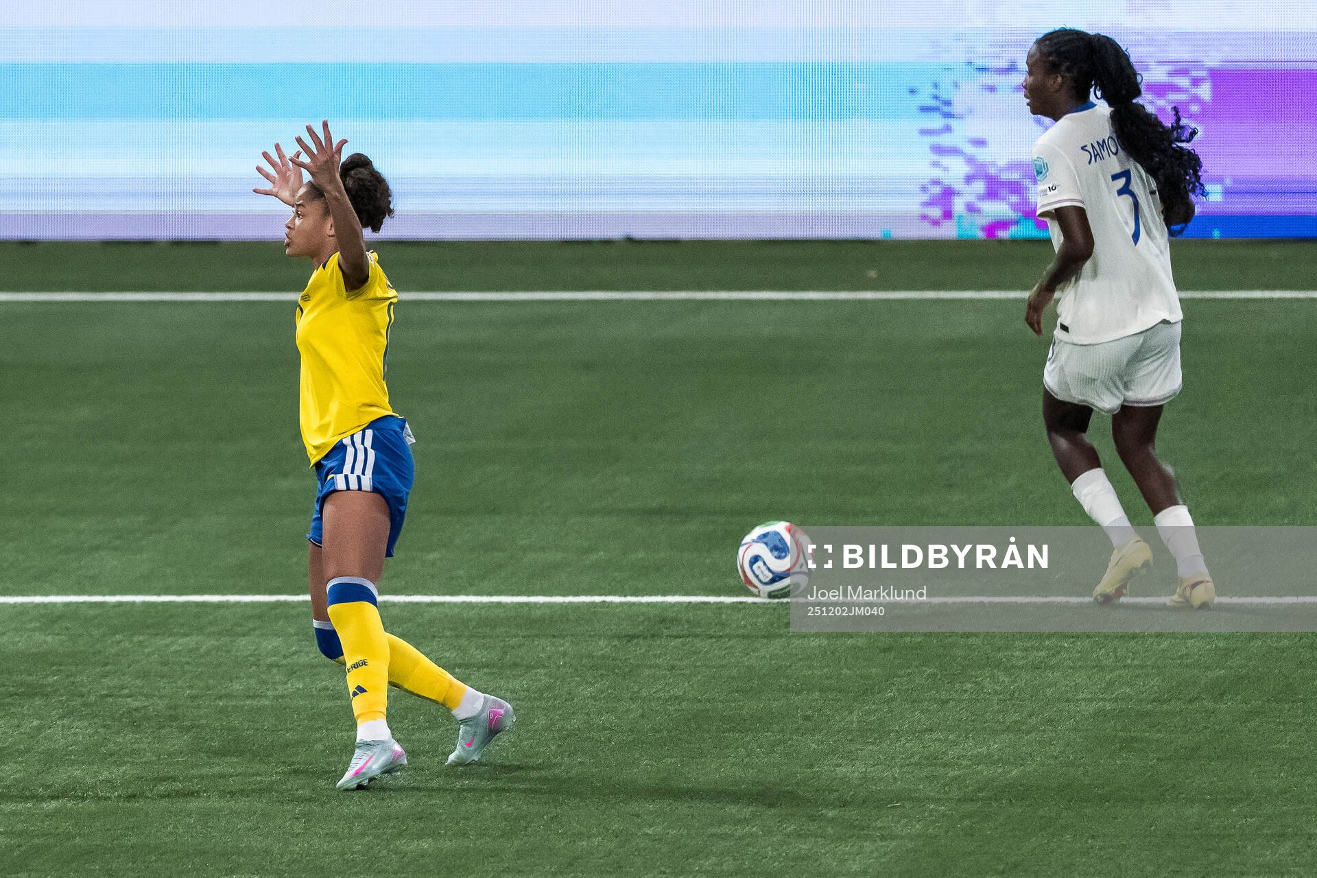 Felicia Schröder of Sweden reacts and Thiniba Samoura of