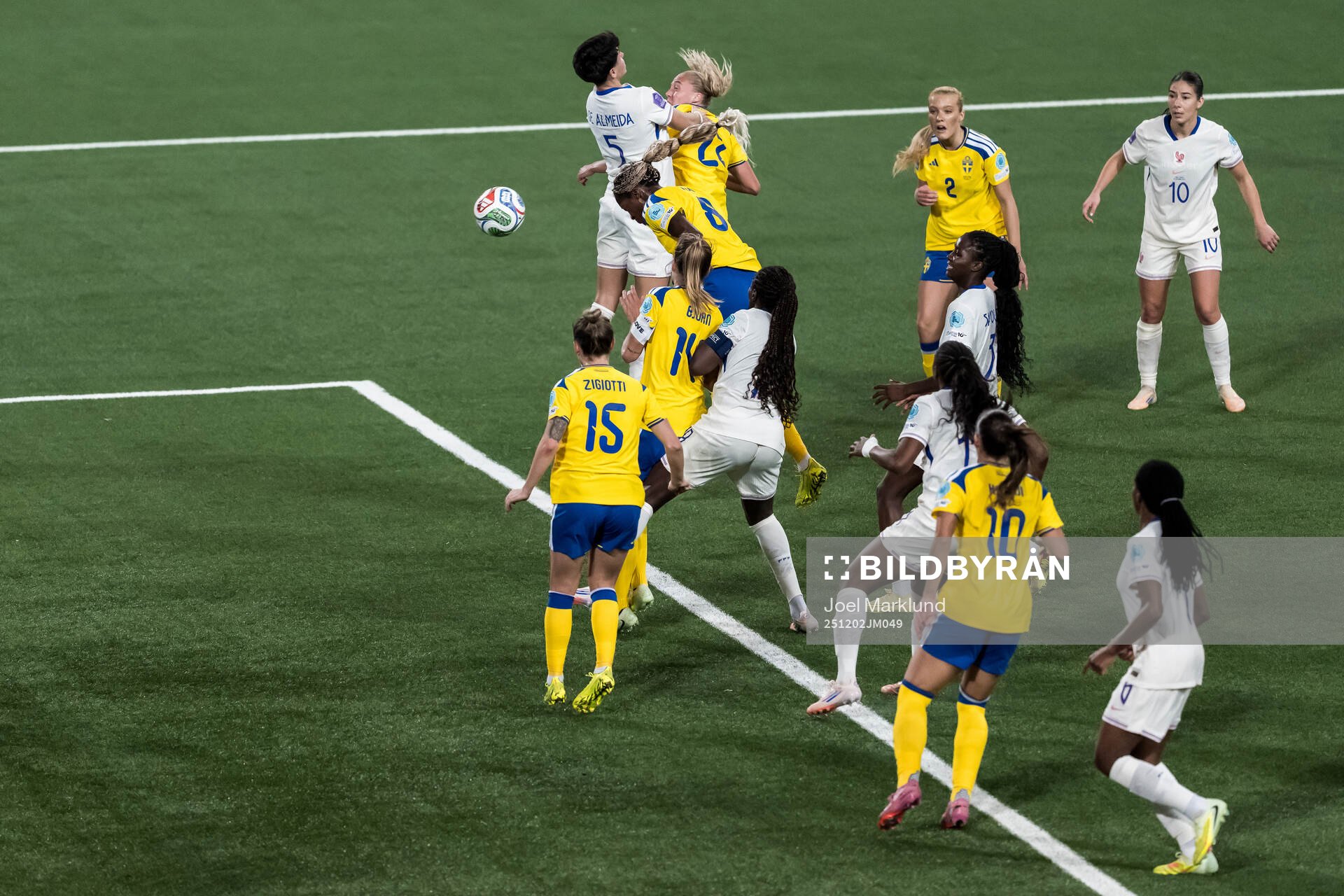 Evelyn Ijeh of Sweden scores the 1-1 goal
