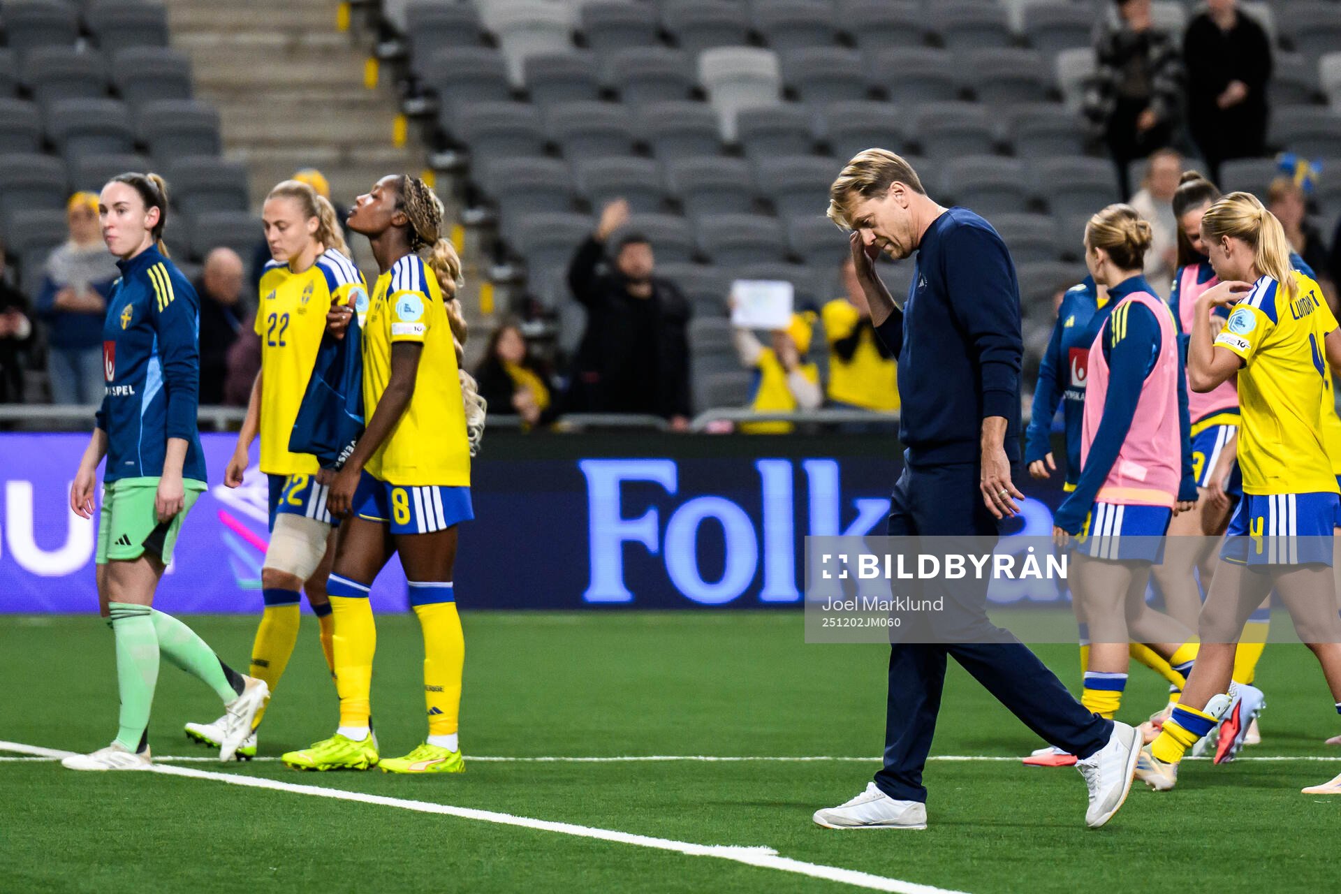 Head coach Tony Gustavsson looks dejected