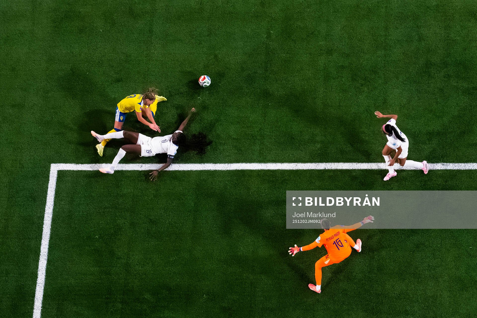 Johanna Rytting Kaneryd of Sweden challenges Griedge Mbock