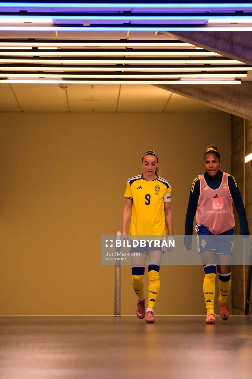 Kosovare Asllani and Madelen Janogy of Sweden about to
