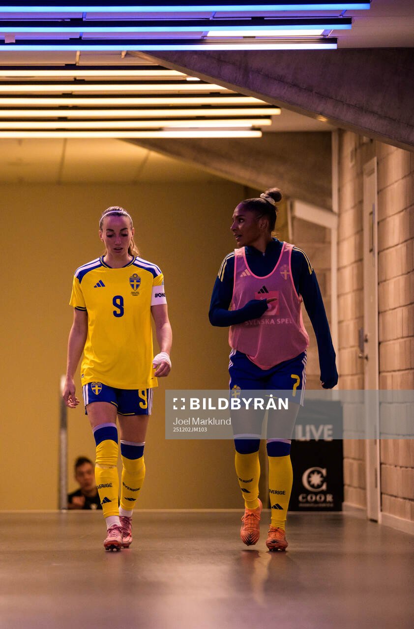 Kosovare Asllani and Madelen Janogy of Sweden about to