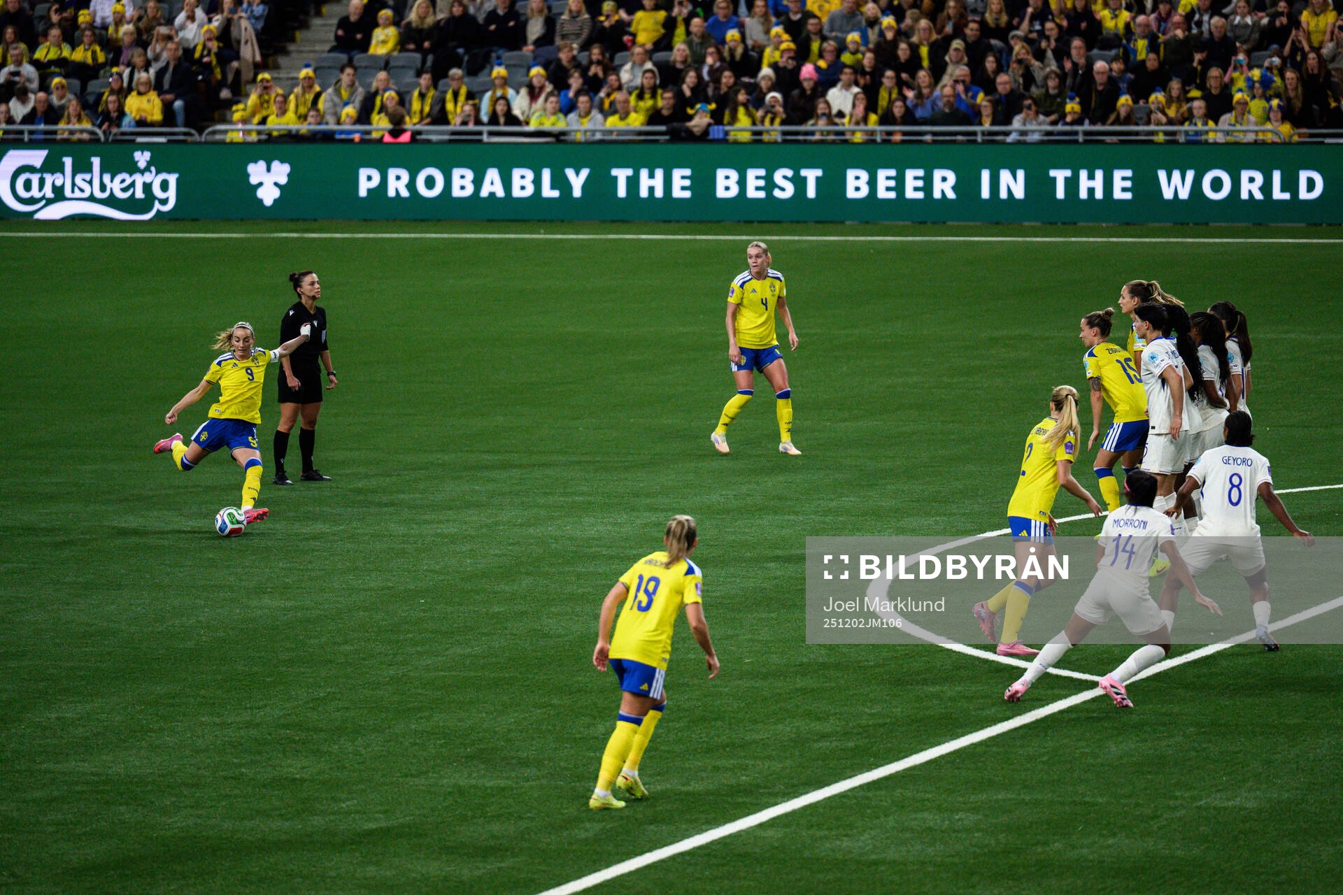 Kosovare Asllani of Sweden with a free kick