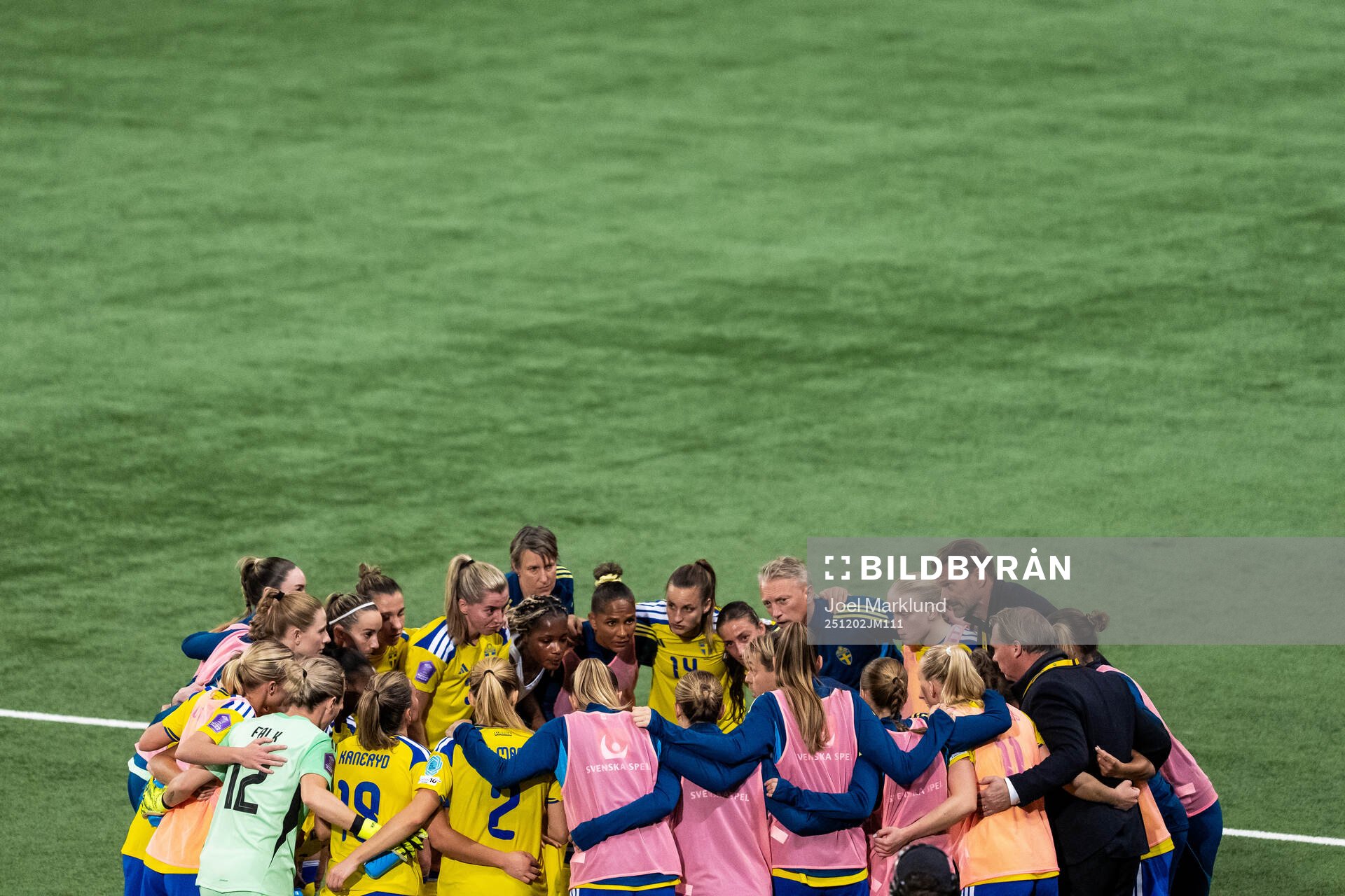 Players and coaching staff of Sweden in a huddle