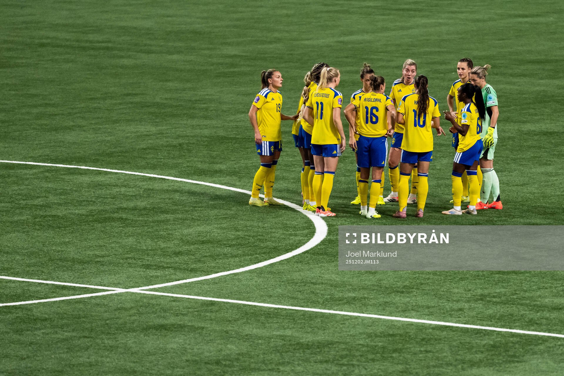 Linda Sembrant of Sweden talking to her fellow team members