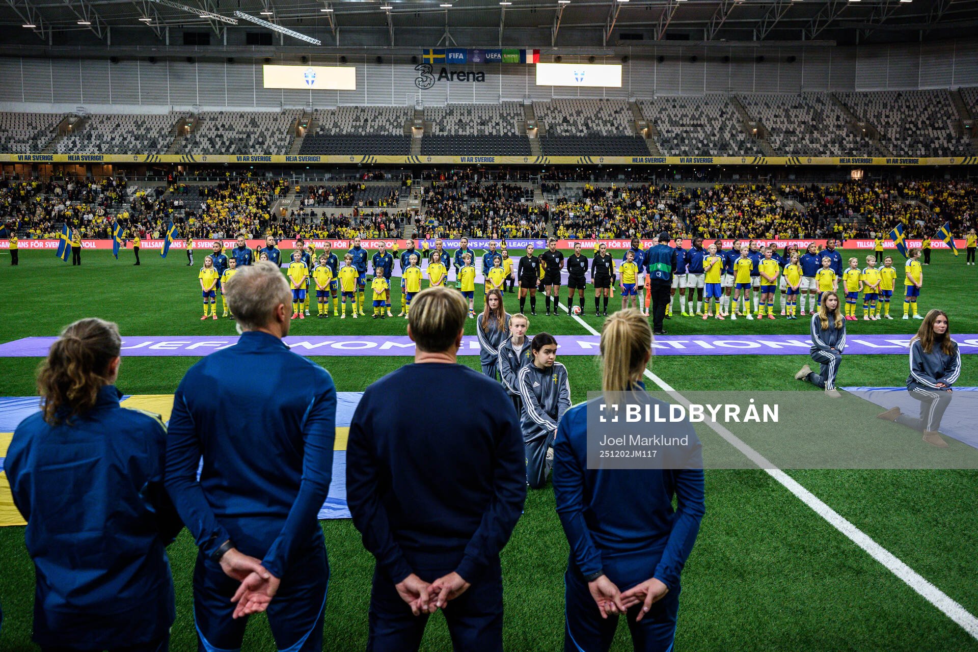 Players of Sweden and France